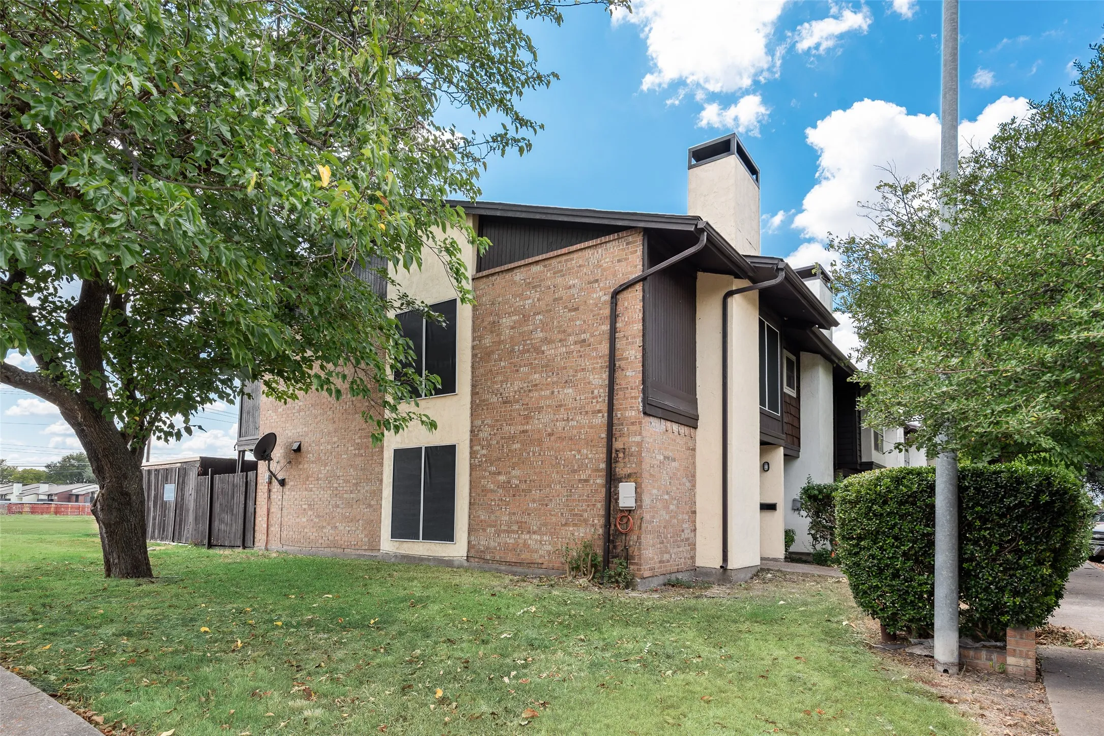 Townhouse For Sale in Dallas County , 264 Rolling Hills Place, Lancaster, Texas 75146, 3 Bedroom, 3 Bathroom, 2 Garage spaces, 1,369 Sqft, built in 1973, mls#21385825, Real Estate Agent in Lancaster, Homes For Sale in Dallas county, Homes For Sale in Lancaster, Realtor in Lancaster Texas, Real Estate Brokerage Independent Realty Texas, Luminita Cordes Realtor