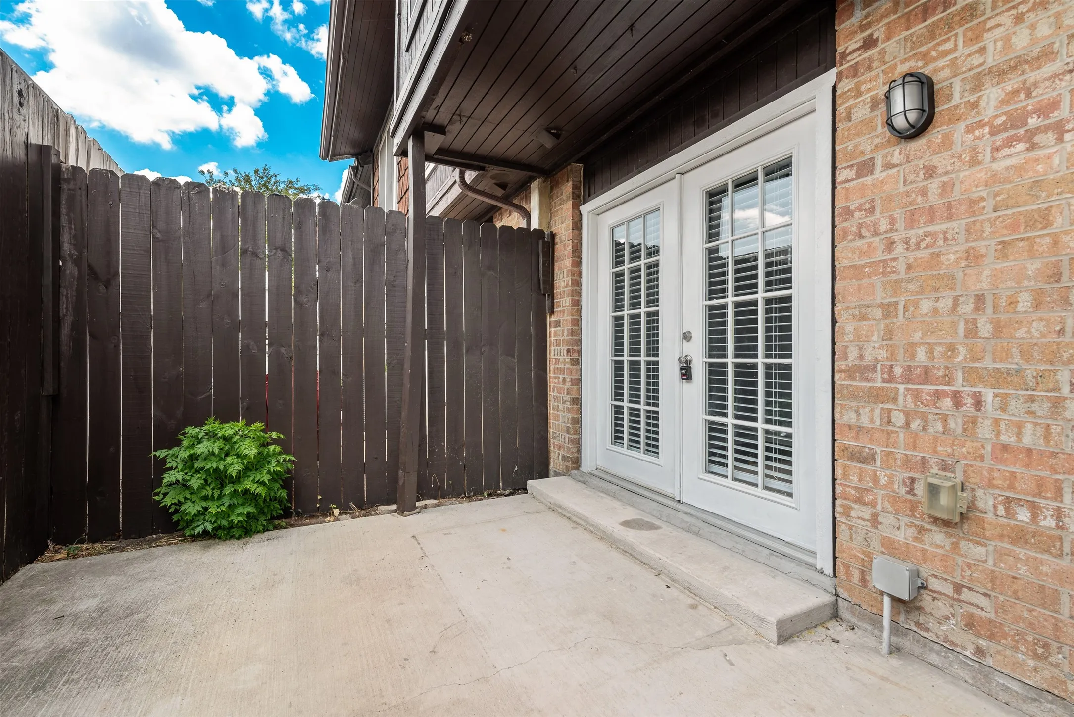 Townhouse For Sale in Dallas County , 264 Rolling Hills Place, Lancaster, Texas 75146, 3 Bedroom, 3 Bathroom, 2 Garage spaces, 1,369 Sqft, built in 1973, mls#21385825, Real Estate Agent in Lancaster, Homes For Sale in Dallas county, Homes For Sale in Lancaster, Realtor in Lancaster Texas, Real Estate Brokerage Independent Realty Texas, Luminita Cordes Realtor