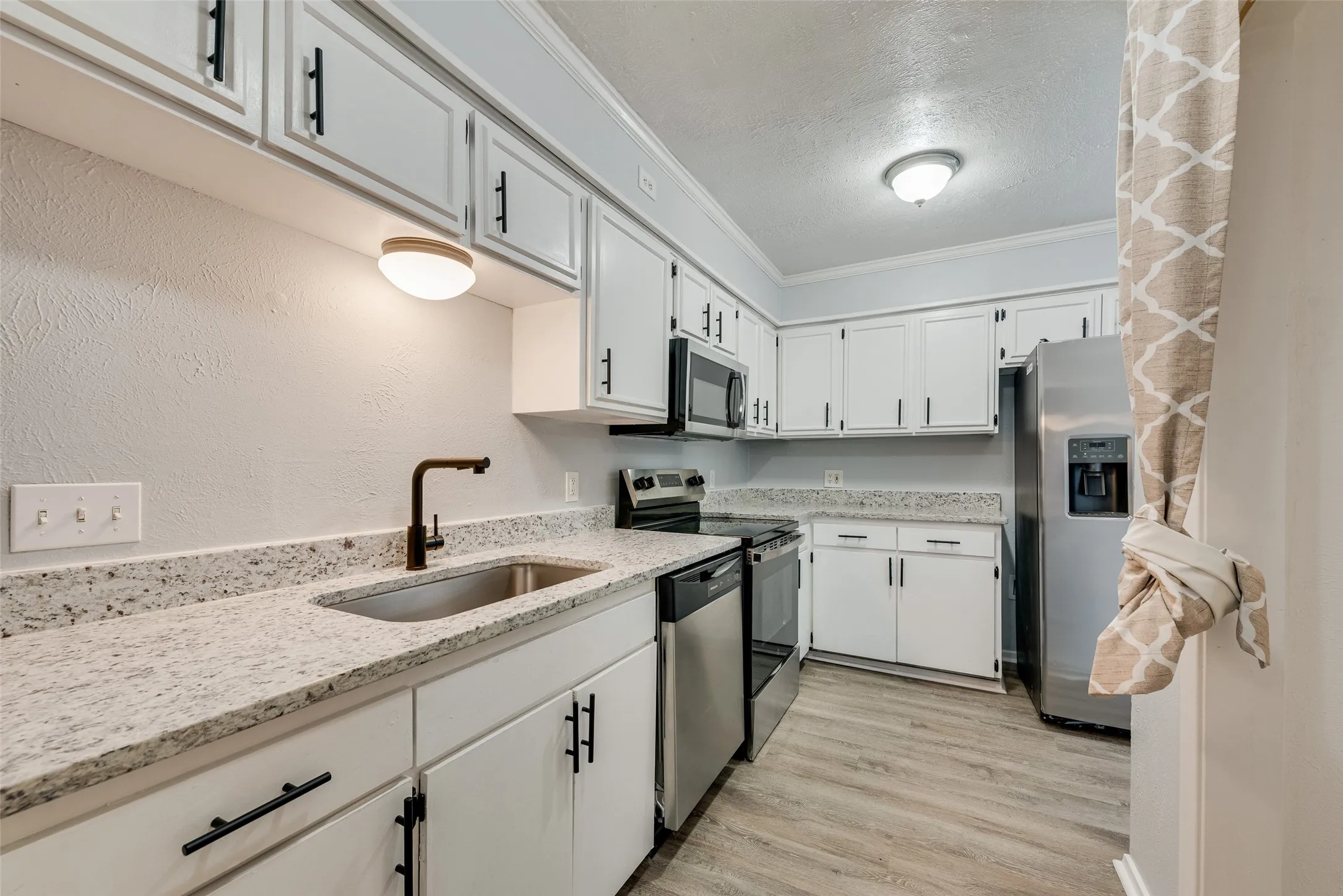Townhouse For Sale in Dallas County , 264 Rolling Hills Place, Lancaster, Texas 75146, 3 Bedroom, 3 Bathroom, 2 Garage spaces, 1,369 Sqft, built in 1973, mls#21385825, Real Estate Agent in Lancaster, Homes For Sale in Dallas county, Homes For Sale in Lancaster, Realtor in Lancaster Texas, Real Estate Brokerage Independent Realty Texas, Luminita Cordes Realtor