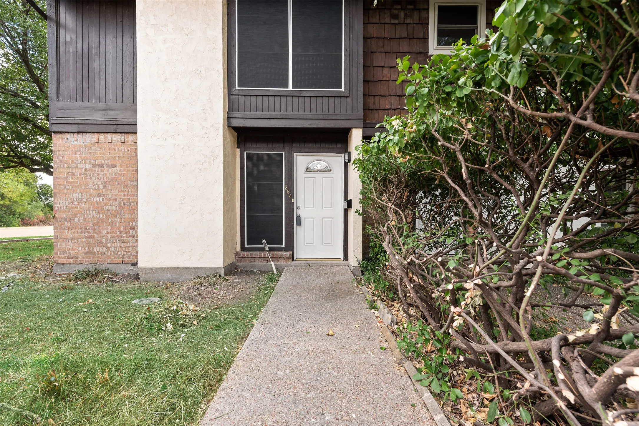 Townhouse For Sale in Dallas County , 264 Rolling Hills Place, Lancaster, Texas 75146, 3 Bedroom, 3 Bathroom, 2 Garage spaces, 1,369 Sqft, built in 1973, mls#21385825, Real Estate Agent in Lancaster, Homes For Sale in Dallas county, Homes For Sale in Lancaster, Realtor in Lancaster Texas, Real Estate Brokerage Independent Realty Texas, Luminita Cordes Realtor