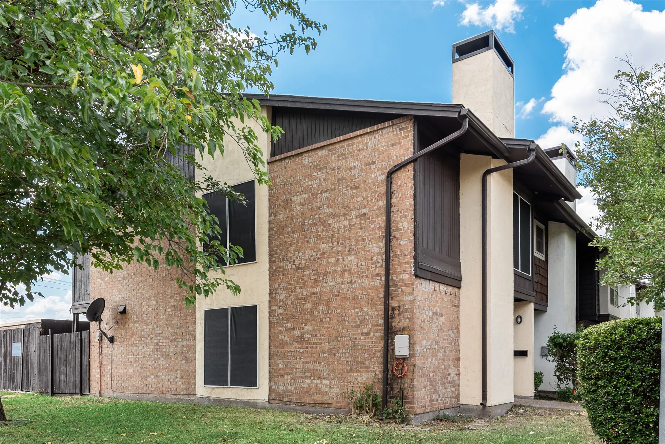 Townhouse For Sale in Dallas County , 264 Rolling Hills Place, Lancaster, Texas 75146, 3 Bedroom, 3 Bathroom, 2 Garage spaces, 1,369 Sqft, built in 1973, mls#21385825, Real Estate Agent in Lancaster, Homes For Sale in Dallas county, Homes For Sale in Lancaster, Realtor in Lancaster Texas, Real Estate Brokerage Independent Realty Texas, Luminita Cordes Realtor