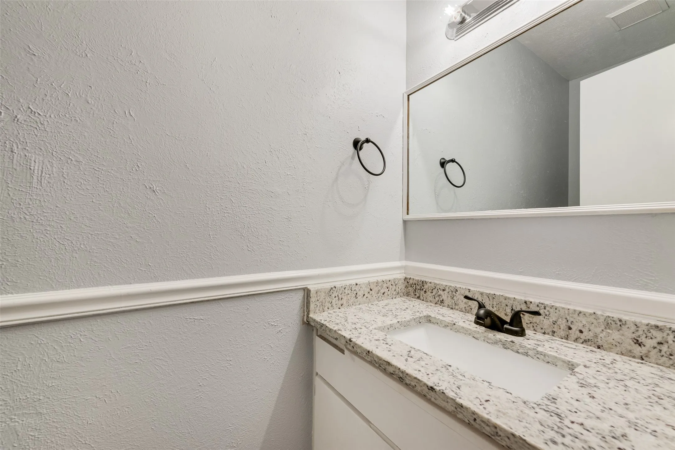 Townhouse For Sale in Dallas County , 264 Rolling Hills Place, Lancaster, Texas 75146, 3 Bedroom, 3 Bathroom, 2 Garage spaces, 1,369 Sqft, built in 1973, mls#21385825, Real Estate Agent in Lancaster, Homes For Sale in Dallas county, Homes For Sale in Lancaster, Realtor in Lancaster Texas, Real Estate Brokerage Independent Realty Texas, Luminita Cordes Realtor