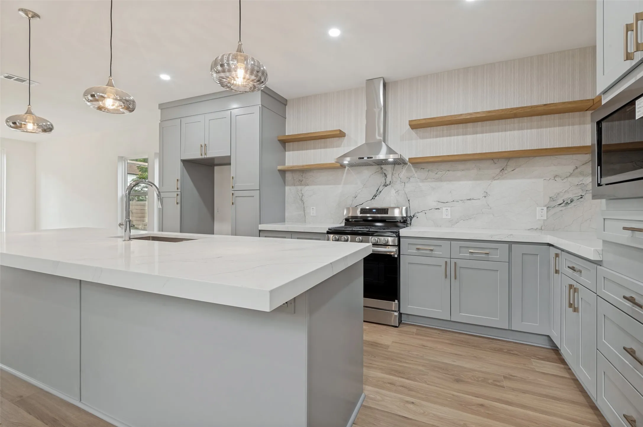 Single Family Residence For Rent in Dallas County , 514 S Marlborough Avenue, Dallas, Texas 75208, 3 Bedroom, 3 Bathroom, 2 Garage spaces, 2,314 Sqft, built in 1924, mls#21385787, Real Estate Agent in Dallas, Homes For Rent in Dallas county, Homes For Rent in Dallas, Realtor in Dallas Texas, Real Estate Brokerage Independent Realty Texas, Luminita Cordes Realtor