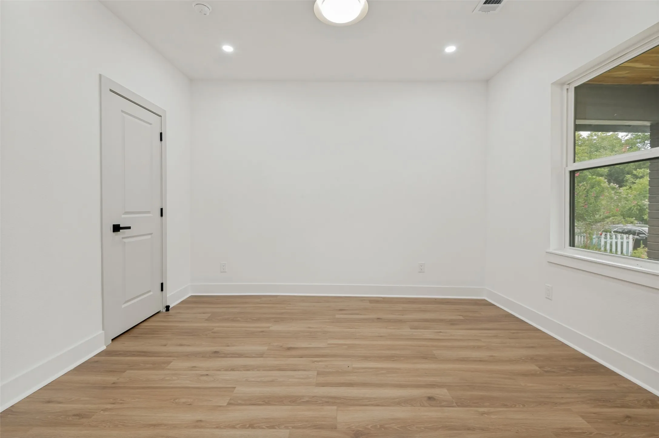Single Family Residence For Rent in Dallas County , 514 S Marlborough Avenue, Dallas, Texas 75208, 3 Bedroom, 3 Bathroom, 2 Garage spaces, 2,314 Sqft, built in 1924, mls#21385787, Real Estate Agent in Dallas, Homes For Rent in Dallas county, Homes For Rent in Dallas, Realtor in Dallas Texas, Real Estate Brokerage Independent Realty Texas, Luminita Cordes Realtor