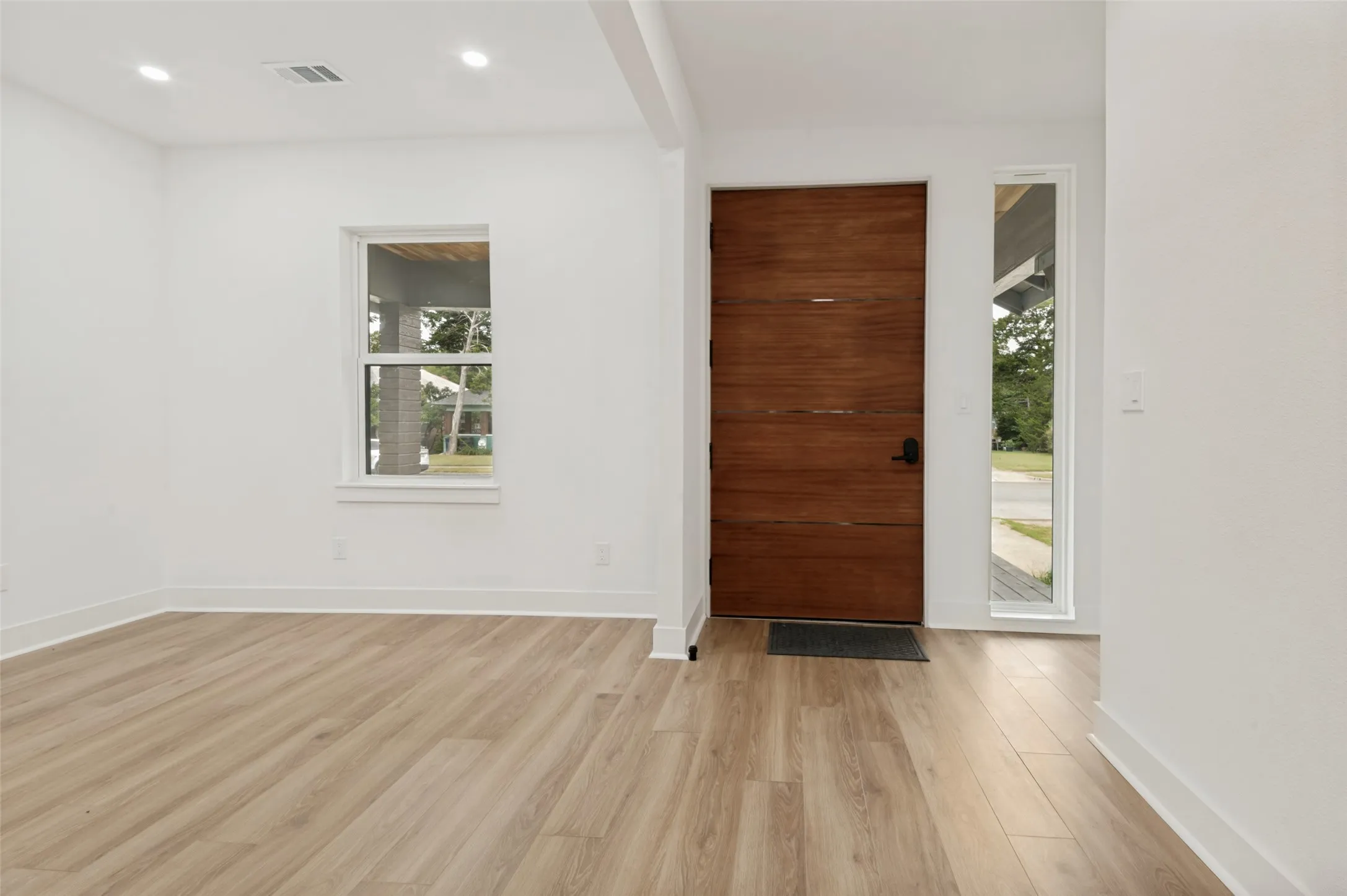 Single Family Residence For Rent in Dallas County , 514 S Marlborough Avenue, Dallas, Texas 75208, 3 Bedroom, 3 Bathroom, 2 Garage spaces, 2,314 Sqft, built in 1924, mls#21385787, Real Estate Agent in Dallas, Homes For Rent in Dallas county, Homes For Rent in Dallas, Realtor in Dallas Texas, Real Estate Brokerage Independent Realty Texas, Luminita Cordes Realtor