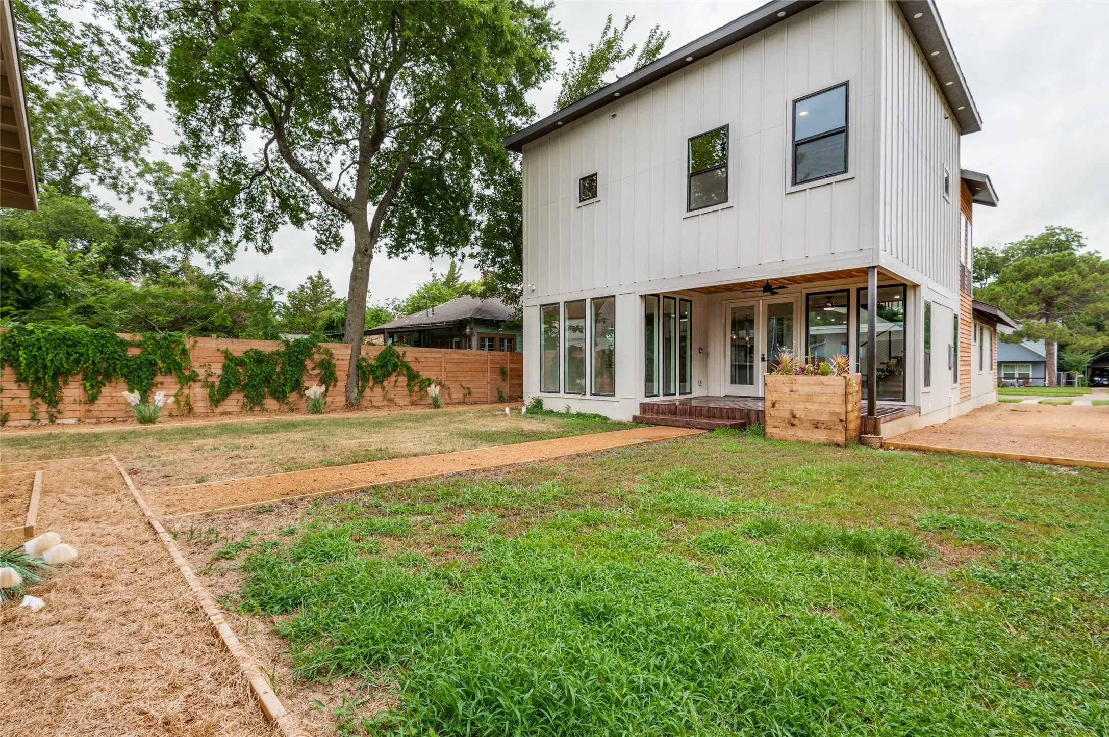 Single Family Residence For Rent in Dallas County , 514 S Marlborough Avenue, Dallas, Texas 75208, 3 Bedroom, 3 Bathroom, 2 Garage spaces, 2,314 Sqft, built in 1924, mls#21385787, Real Estate Agent in Dallas, Homes For Rent in Dallas county, Homes For Rent in Dallas, Realtor in Dallas Texas, Real Estate Brokerage Independent Realty Texas, Luminita Cordes Realtor