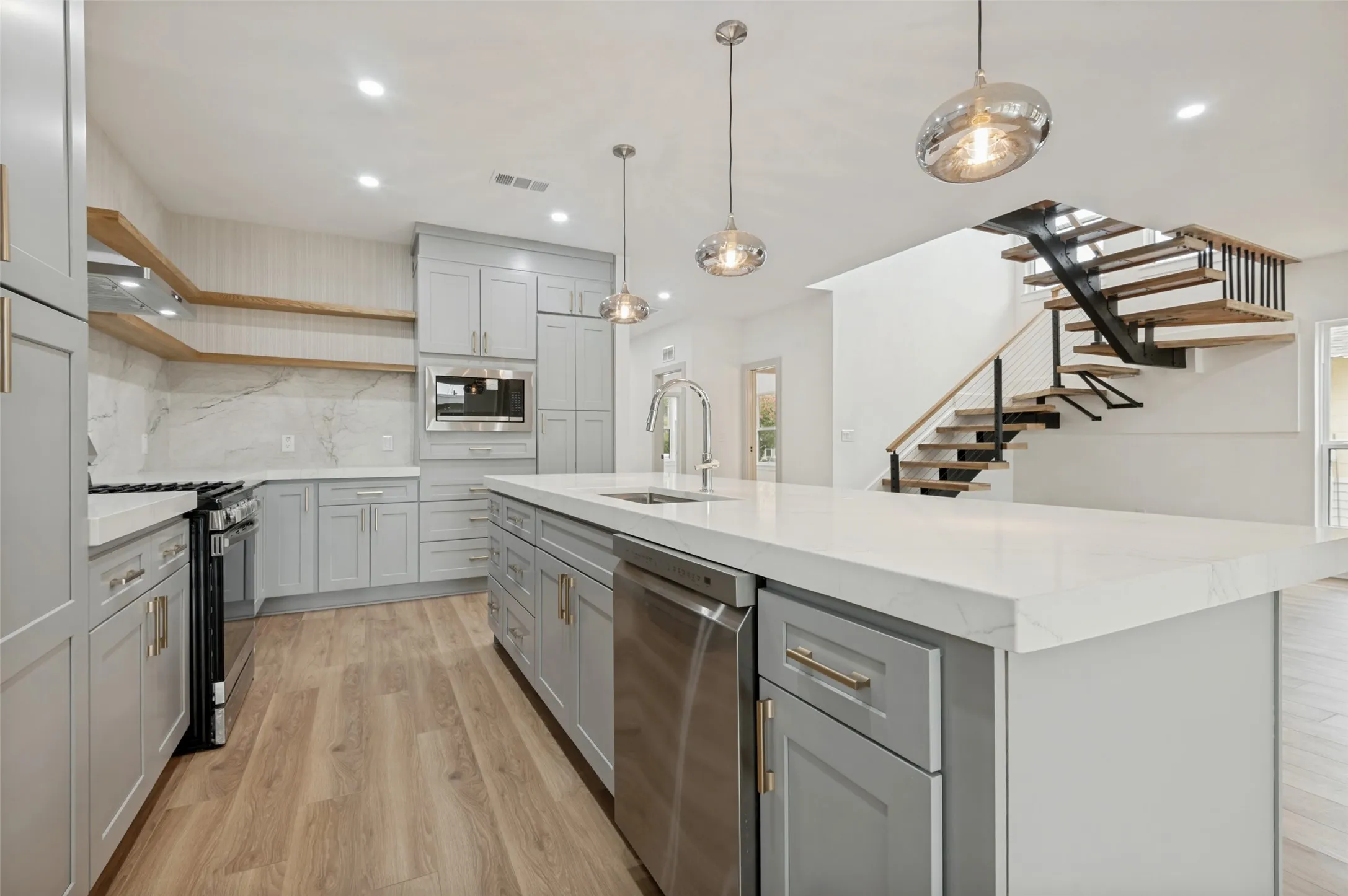 Single Family Residence For Rent in Dallas County , 514 S Marlborough Avenue, Dallas, Texas 75208, 3 Bedroom, 3 Bathroom, 2 Garage spaces, 2,314 Sqft, built in 1924, mls#21385787, Real Estate Agent in Dallas, Homes For Rent in Dallas county, Homes For Rent in Dallas, Realtor in Dallas Texas, Real Estate Brokerage Independent Realty Texas, Luminita Cordes Realtor