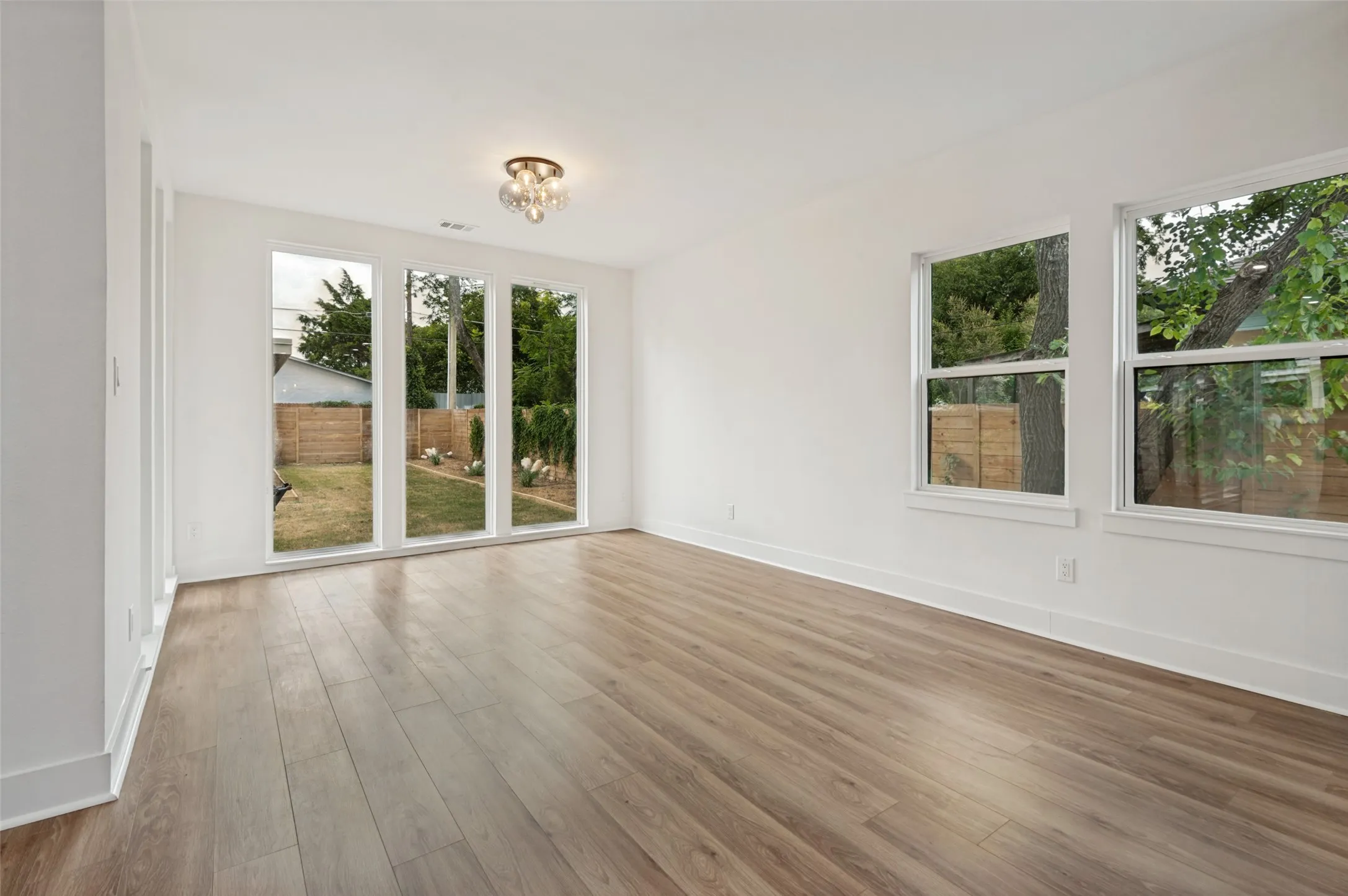 Single Family Residence For Rent in Dallas County , 514 S Marlborough Avenue, Dallas, Texas 75208, 3 Bedroom, 3 Bathroom, 2 Garage spaces, 2,314 Sqft, built in 1924, mls#21385787, Real Estate Agent in Dallas, Homes For Rent in Dallas county, Homes For Rent in Dallas, Realtor in Dallas Texas, Real Estate Brokerage Independent Realty Texas, Luminita Cordes Realtor