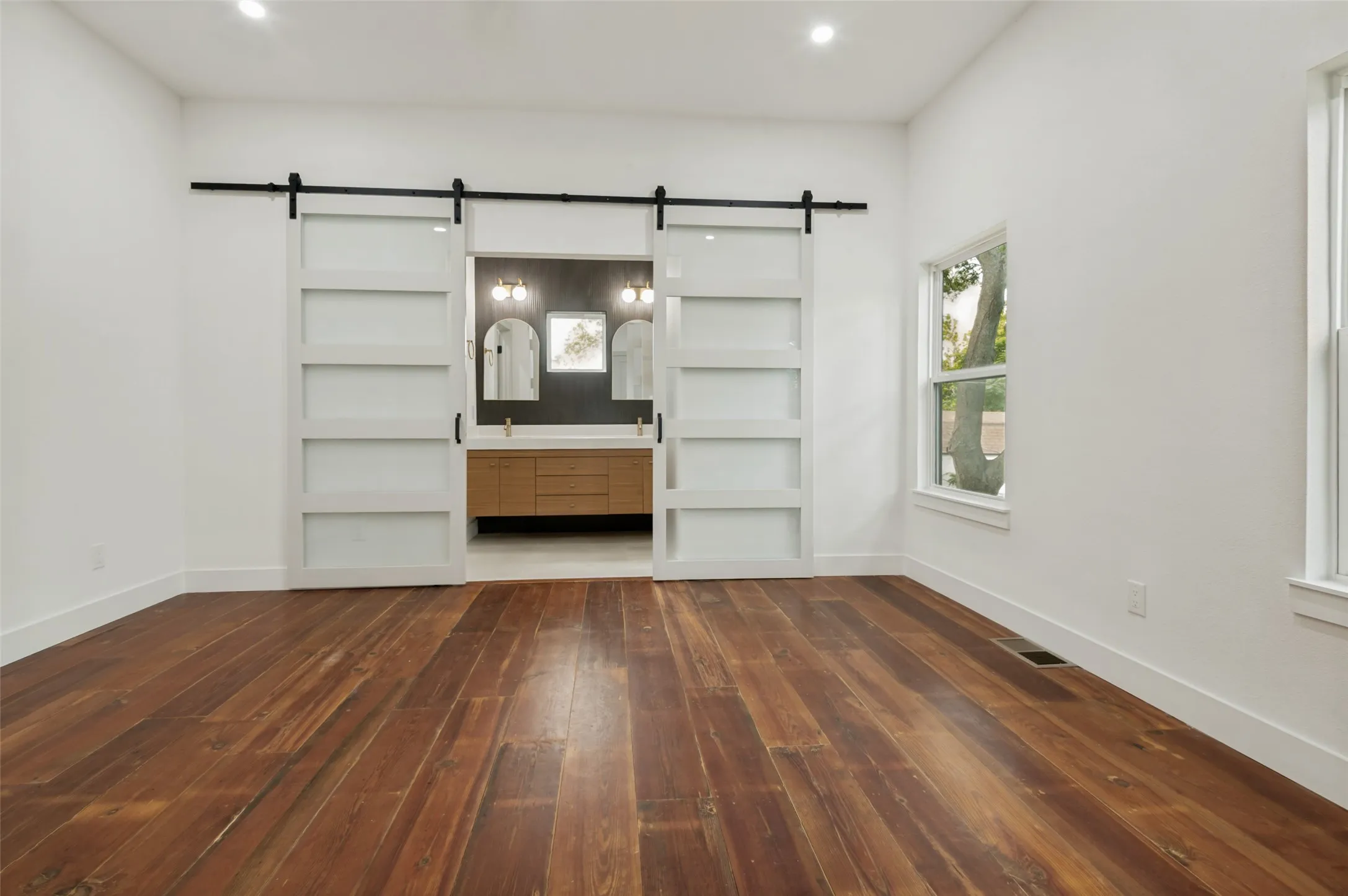 Single Family Residence For Rent in Dallas County , 514 S Marlborough Avenue, Dallas, Texas 75208, 3 Bedroom, 3 Bathroom, 2 Garage spaces, 2,314 Sqft, built in 1924, mls#21385787, Real Estate Agent in Dallas, Homes For Rent in Dallas county, Homes For Rent in Dallas, Realtor in Dallas Texas, Real Estate Brokerage Independent Realty Texas, Luminita Cordes Realtor