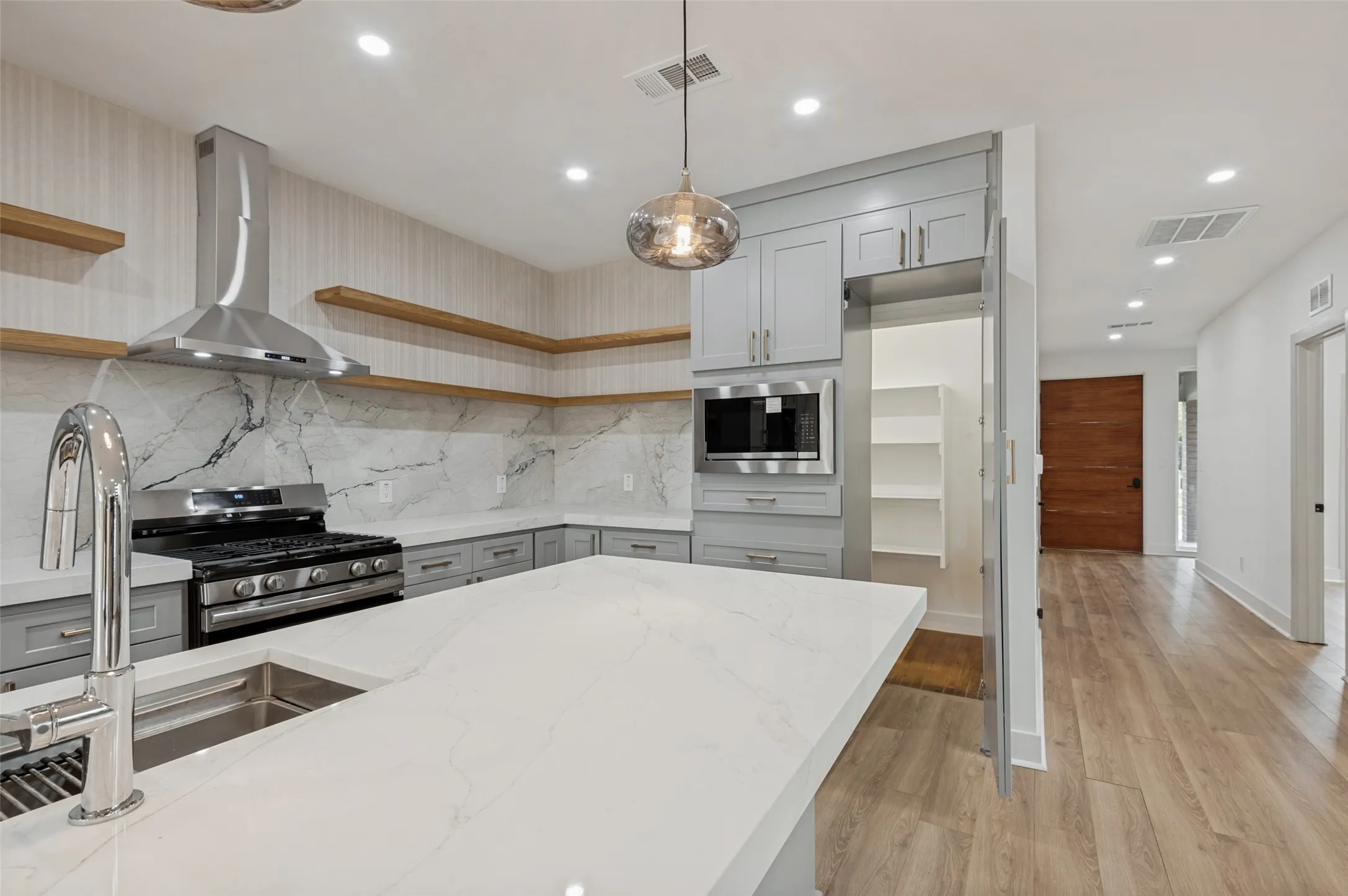 Single Family Residence For Rent in Dallas County , 514 S Marlborough Avenue, Dallas, Texas 75208, 3 Bedroom, 3 Bathroom, 2 Garage spaces, 2,314 Sqft, built in 1924, mls#21385787, Real Estate Agent in Dallas, Homes For Rent in Dallas county, Homes For Rent in Dallas, Realtor in Dallas Texas, Real Estate Brokerage Independent Realty Texas, Luminita Cordes Realtor