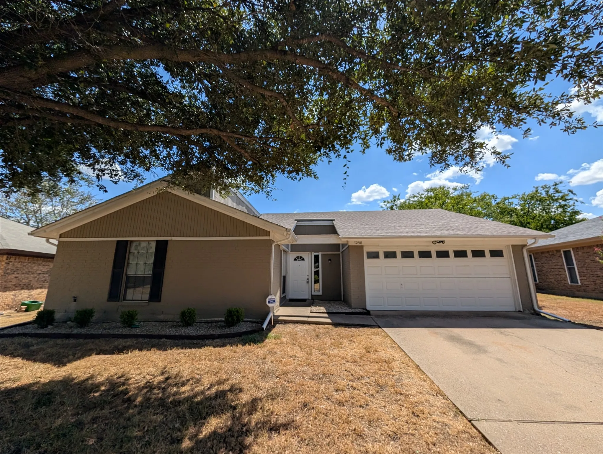 Single Family Residence For Rent in Tarrant County , 7258 Church Park Drive, Fort Worth, Texas 76133, 3 Bedroom, 2 Bathroom, 2 Garage spaces, 1,435 Sqft, built in 1978, mls#21385908, Real Estate Agent in Fort Worth, Homes For Rent in Tarrant county, Homes For Rent in Fort Worth, Realtor in Fort Worth Texas, Real Estate Brokerage Independent Realty Texas, Luminita Cordes Realtor