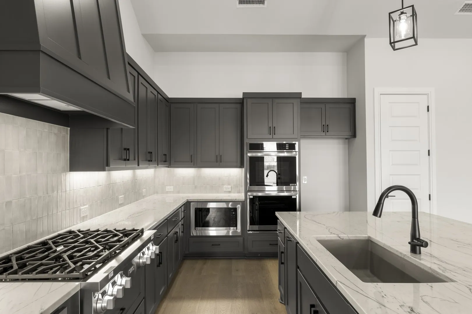 10. 1217 Govenors - Kitchen (3)