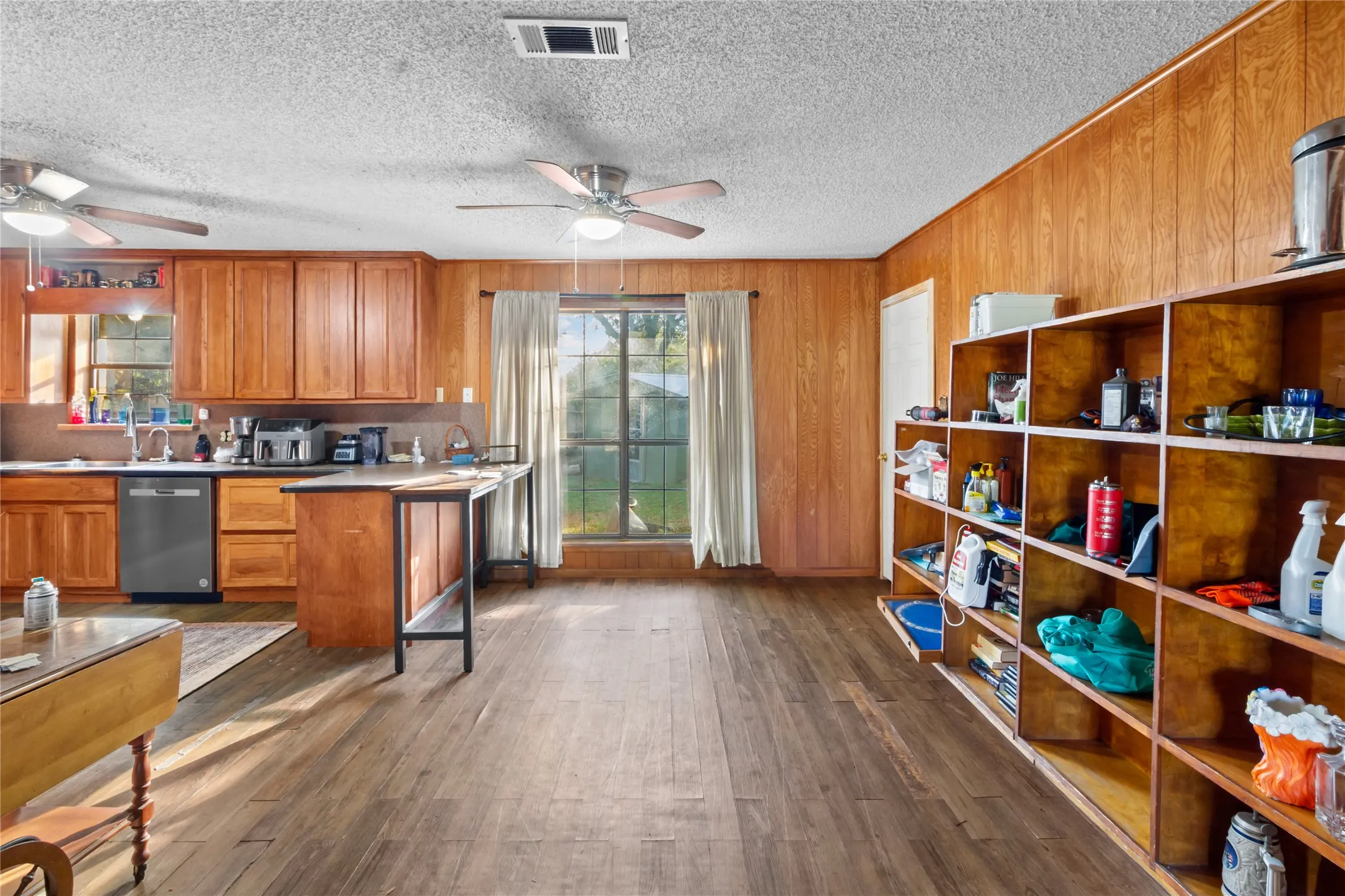 Single Family Residence For Sale in Freestone County , 400 S 8th Avenue, Teague, Texas 75860, 3 Bedroom, 2 Bathroom, Garage spaces, 1,690 Sqft, built in 1980, mls#21383166, Real Estate Agent in Teague, Homes For Sale in Freestone county, Homes For Sale in Teague, Realtor in Teague Texas, Real Estate Brokerage Independent Realty Texas, Luminita Cordes Realtor