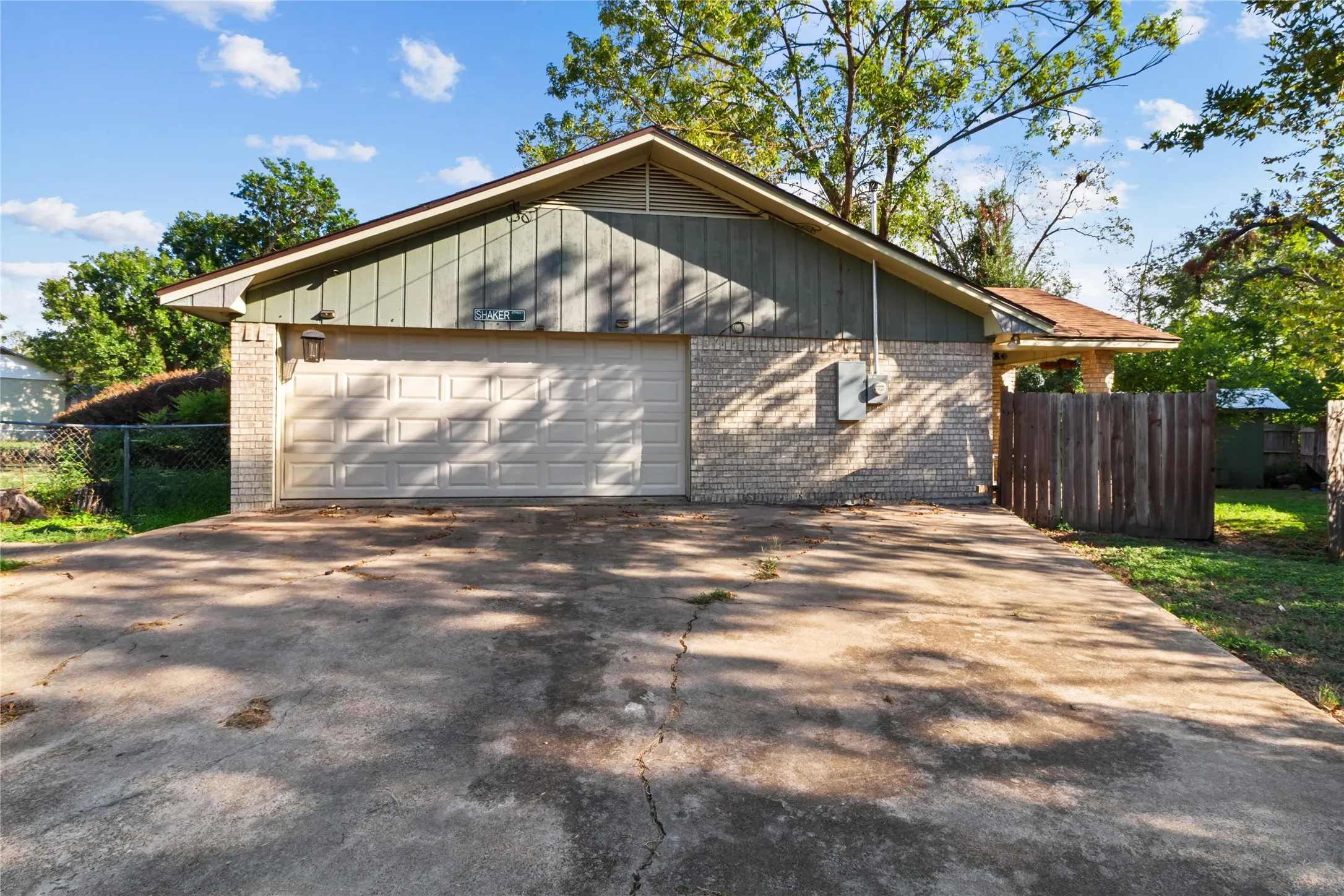 Single Family Residence For Sale in Freestone County , 400 S 8th Avenue, Teague, Texas 75860, 3 Bedroom, 2 Bathroom, Garage spaces, 1,690 Sqft, built in 1980, mls#21383166, Real Estate Agent in Teague, Homes For Sale in Freestone county, Homes For Sale in Teague, Realtor in Teague Texas, Real Estate Brokerage Independent Realty Texas, Luminita Cordes Realtor