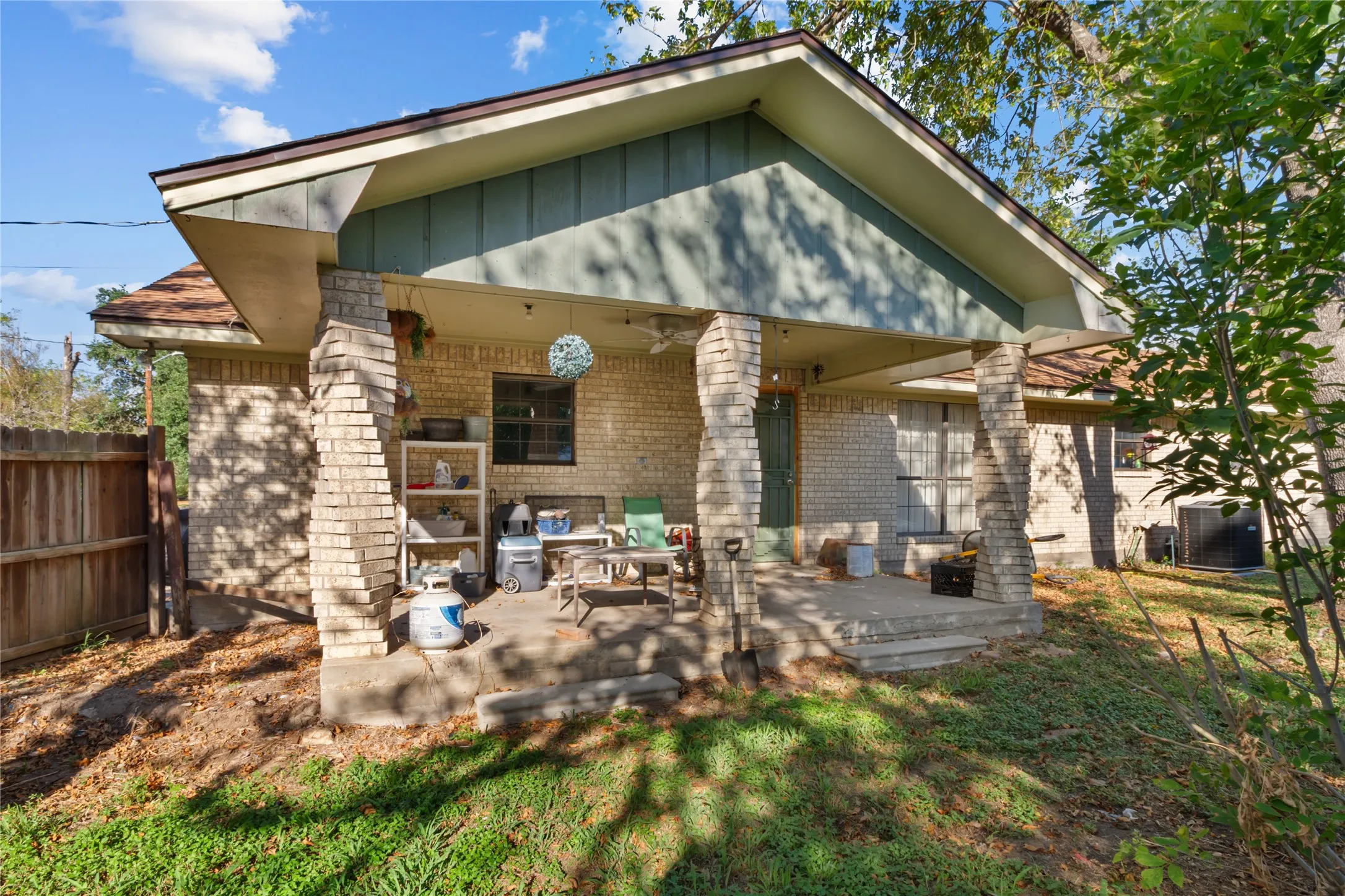 Single Family Residence For Sale in Freestone County , 400 S 8th Avenue, Teague, Texas 75860, 3 Bedroom, 2 Bathroom, Garage spaces, 1,690 Sqft, built in 1980, mls#21383166, Real Estate Agent in Teague, Homes For Sale in Freestone county, Homes For Sale in Teague, Realtor in Teague Texas, Real Estate Brokerage Independent Realty Texas, Luminita Cordes Realtor