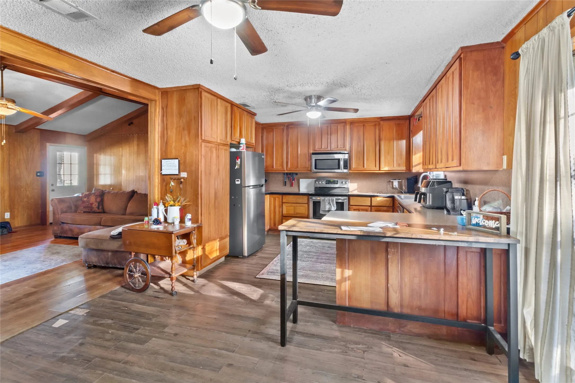 Single Family Residence For Sale in Freestone County , 400 S 8th Avenue, Teague, Texas 75860, 3 Bedroom, 2 Bathroom, Garage spaces, 1,690 Sqft, built in 1980, mls#21383166, Real Estate Agent in Teague, Homes For Sale in Freestone county, Homes For Sale in Teague, Realtor in Teague Texas, Real Estate Brokerage Independent Realty Texas, Luminita Cordes Realtor