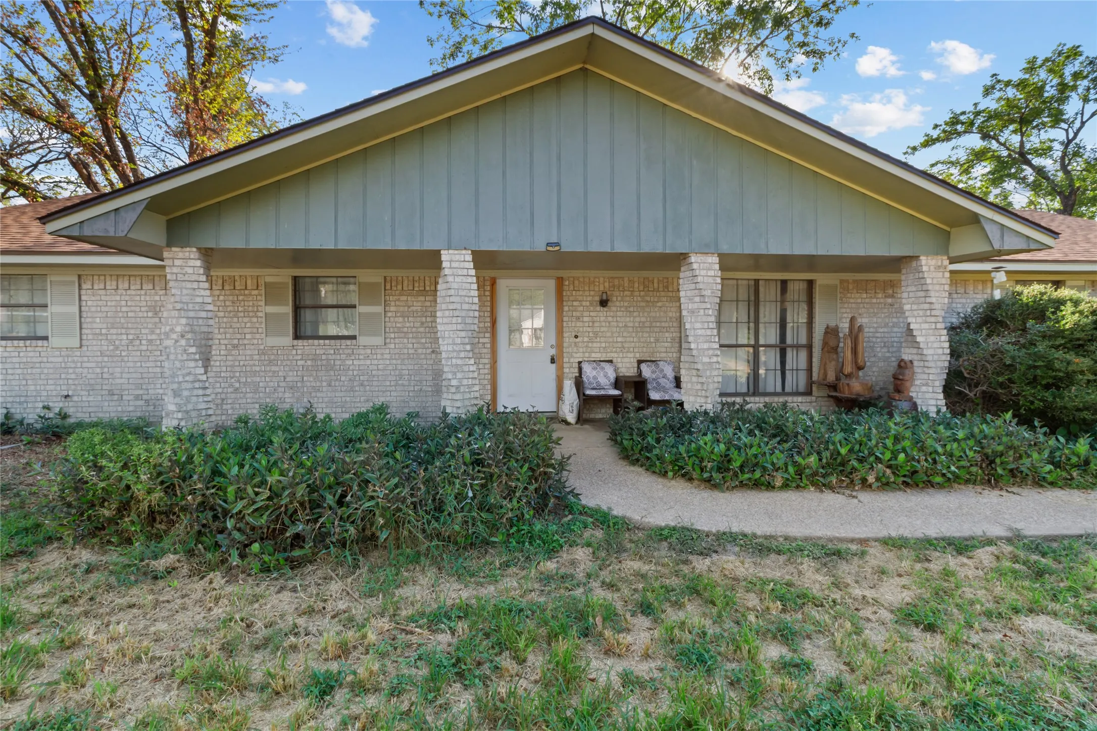 Single Family Residence For Sale in Freestone County , 400 S 8th Avenue, Teague, Texas 75860, 3 Bedroom, 2 Bathroom, Garage spaces, 1,690 Sqft, built in 1980, mls#21383166, Real Estate Agent in Teague, Homes For Sale in Freestone county, Homes For Sale in Teague, Realtor in Teague Texas, Real Estate Brokerage Independent Realty Texas, Luminita Cordes Realtor