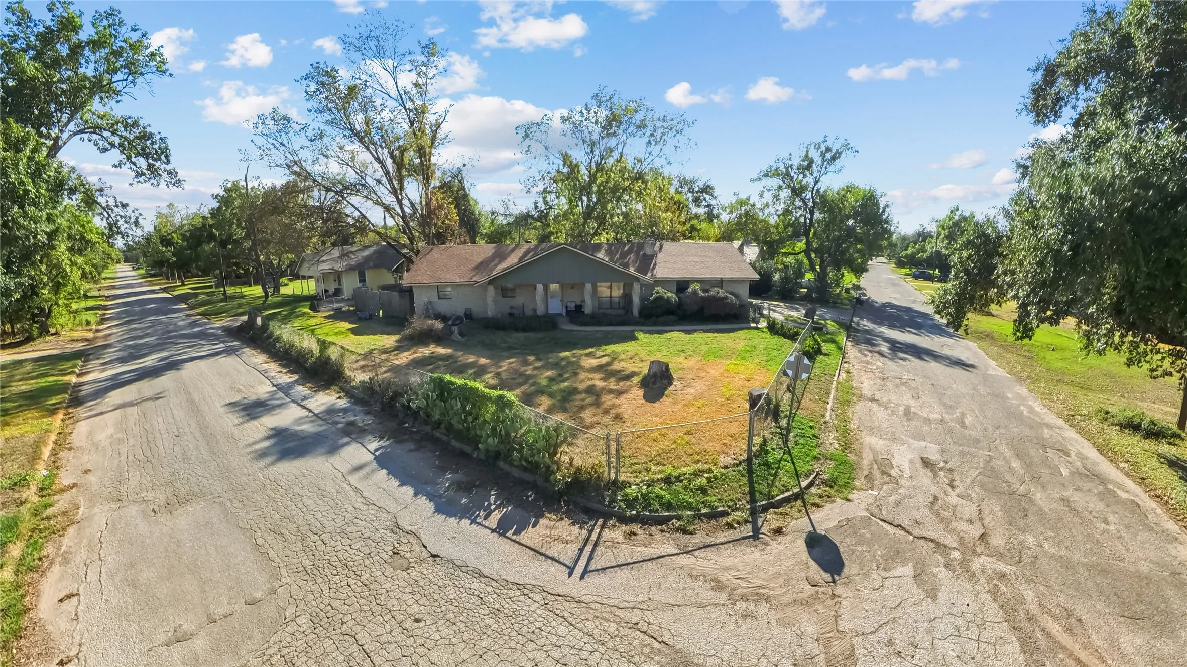 Single Family Residence For Sale in Freestone County , 400 S 8th Avenue, Teague, Texas 75860, 3 Bedroom, 2 Bathroom, Garage spaces, 1,690 Sqft, built in 1980, mls#21383166, Real Estate Agent in Teague, Homes For Sale in Freestone county, Homes For Sale in Teague, Realtor in Teague Texas, Real Estate Brokerage Independent Realty Texas, Luminita Cordes Realtor
