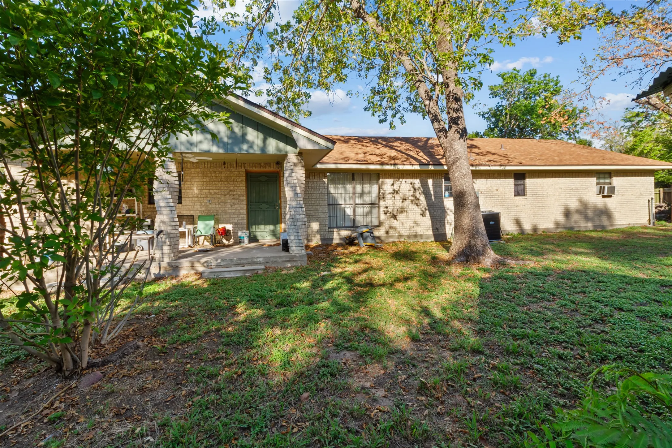 Single Family Residence For Sale in Freestone County , 400 S 8th Avenue, Teague, Texas 75860, 3 Bedroom, 2 Bathroom, Garage spaces, 1,690 Sqft, built in 1980, mls#21383166, Real Estate Agent in Teague, Homes For Sale in Freestone county, Homes For Sale in Teague, Realtor in Teague Texas, Real Estate Brokerage Independent Realty Texas, Luminita Cordes Realtor