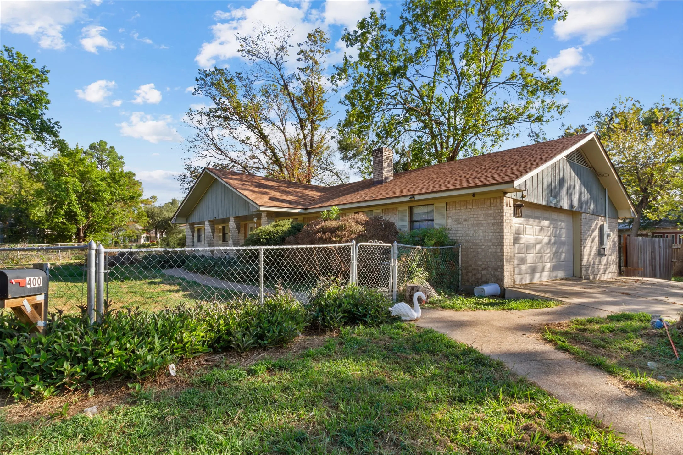 Single Family Residence For Sale in Freestone County , 400 S 8th Avenue, Teague, Texas 75860, 3 Bedroom, 2 Bathroom, Garage spaces, 1,690 Sqft, built in 1980, mls#21383166, Real Estate Agent in Teague, Homes For Sale in Freestone county, Homes For Sale in Teague, Realtor in Teague Texas, Real Estate Brokerage Independent Realty Texas, Luminita Cordes Realtor