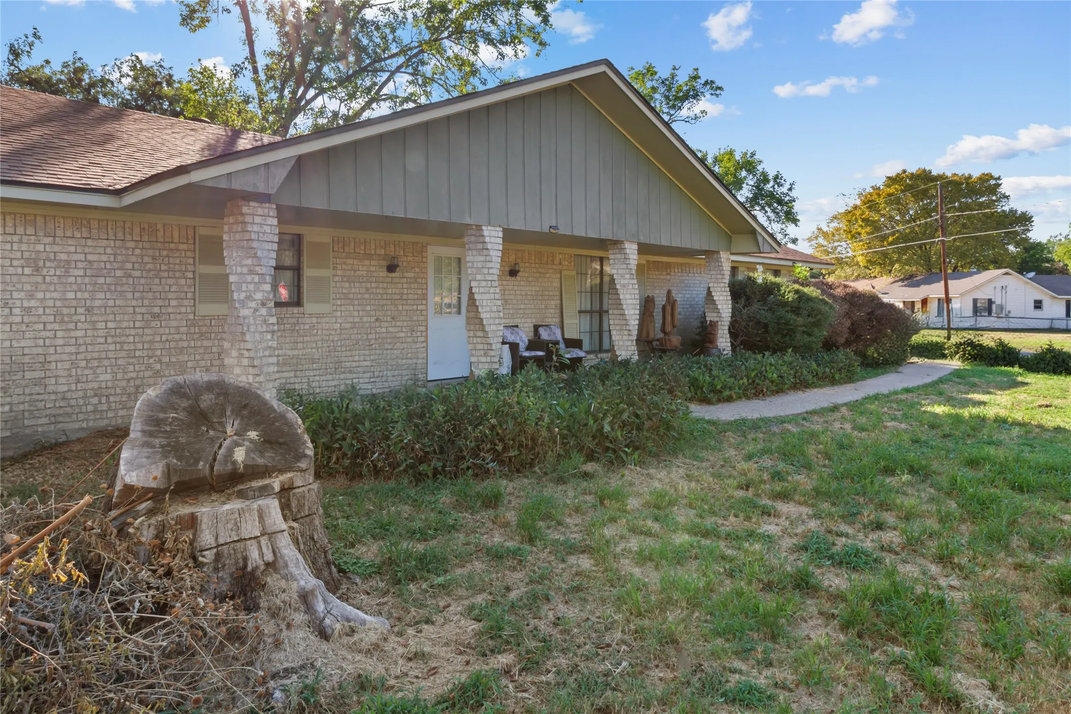 Single Family Residence For Sale in Freestone County , 400 S 8th Avenue, Teague, Texas 75860, 3 Bedroom, 2 Bathroom, Garage spaces, 1,690 Sqft, built in 1980, mls#21383166, Real Estate Agent in Teague, Homes For Sale in Freestone county, Homes For Sale in Teague, Realtor in Teague Texas, Real Estate Brokerage Independent Realty Texas, Luminita Cordes Realtor