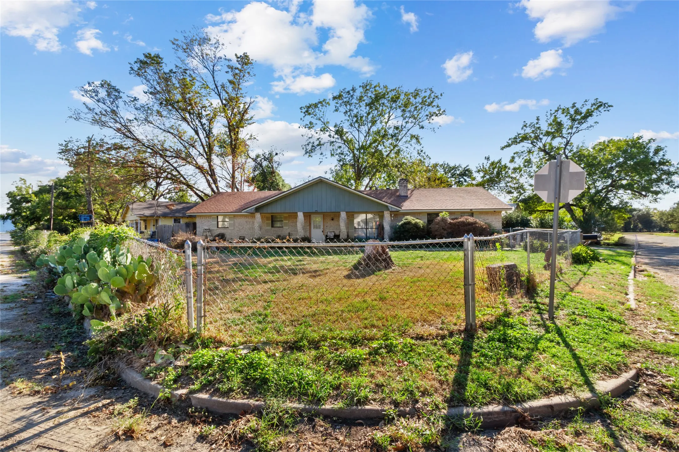 Single Family Residence For Sale in Freestone County , 400 S 8th Avenue, Teague, Texas 75860, 3 Bedroom, 2 Bathroom, Garage spaces, 1,690 Sqft, built in 1980, mls#21383166, Real Estate Agent in Teague, Homes For Sale in Freestone county, Homes For Sale in Teague, Realtor in Teague Texas, Real Estate Brokerage Independent Realty Texas, Luminita Cordes Realtor
