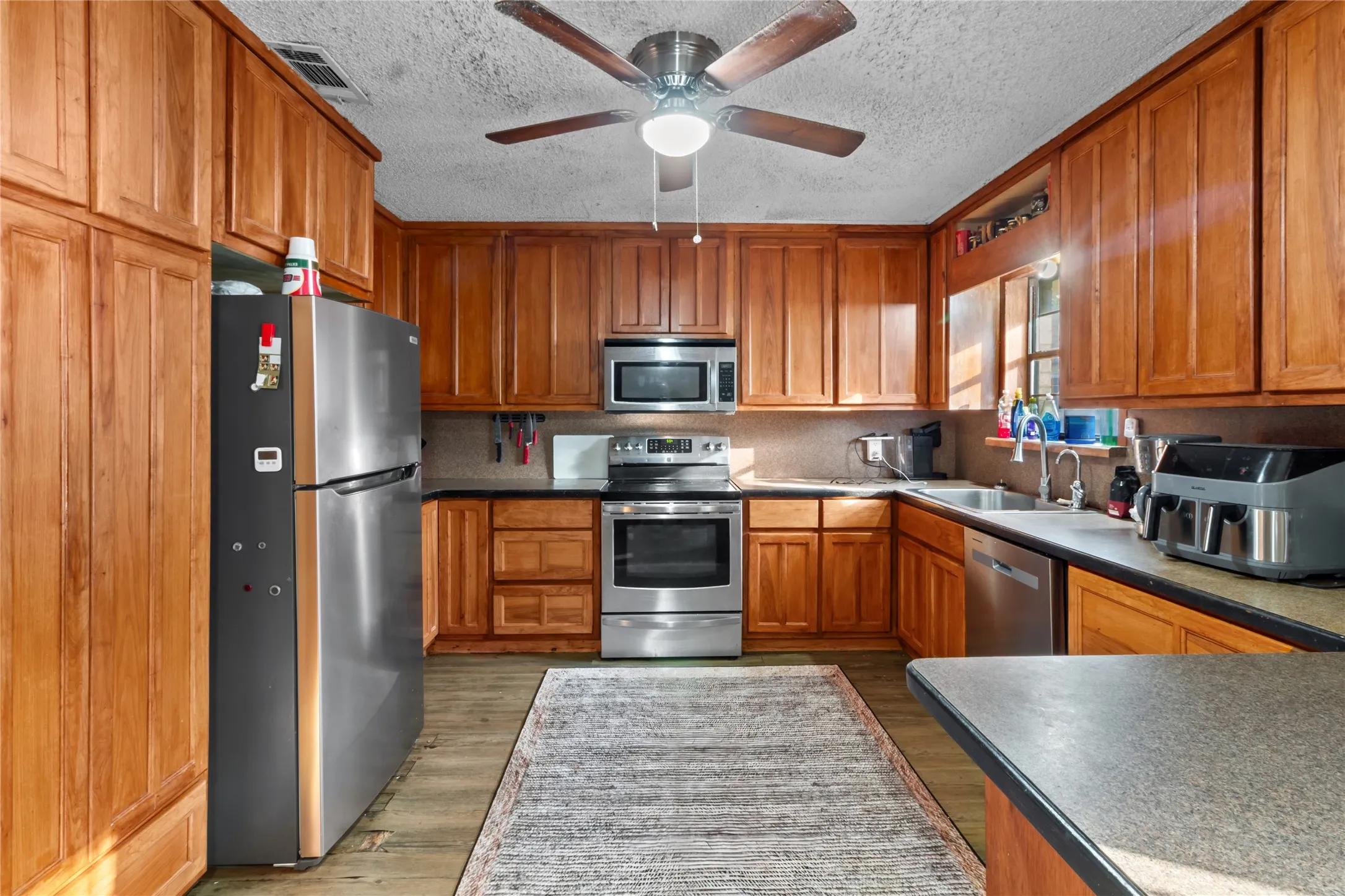 Single Family Residence For Sale in Freestone County , 400 S 8th Avenue, Teague, Texas 75860, 3 Bedroom, 2 Bathroom, Garage spaces, 1,690 Sqft, built in 1980, mls#21383166, Real Estate Agent in Teague, Homes For Sale in Freestone county, Homes For Sale in Teague, Realtor in Teague Texas, Real Estate Brokerage Independent Realty Texas, Luminita Cordes Realtor