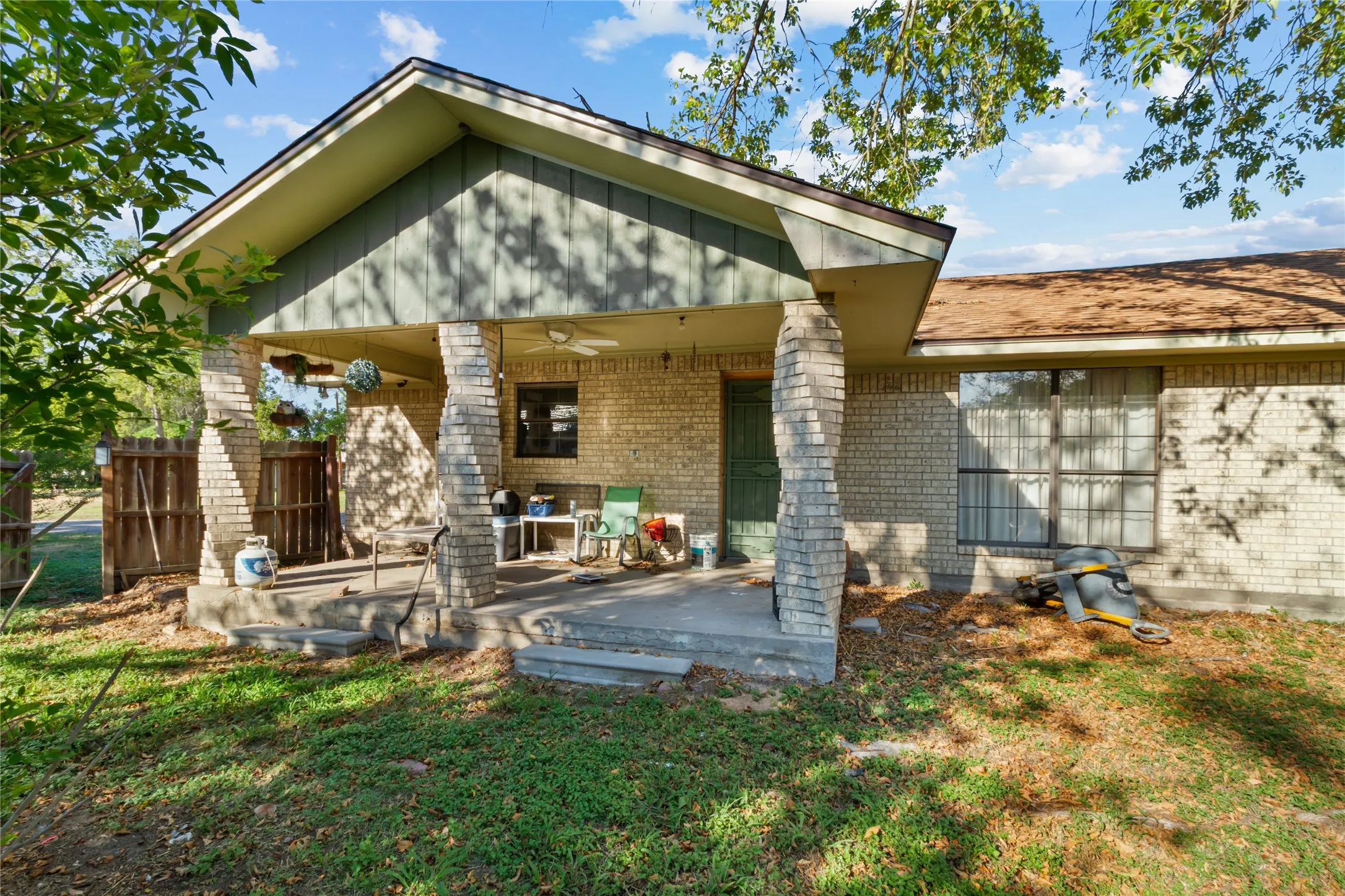 Single Family Residence For Sale in Freestone County , 400 S 8th Avenue, Teague, Texas 75860, 3 Bedroom, 2 Bathroom, Garage spaces, 1,690 Sqft, built in 1980, mls#21383166, Real Estate Agent in Teague, Homes For Sale in Freestone county, Homes For Sale in Teague, Realtor in Teague Texas, Real Estate Brokerage Independent Realty Texas, Luminita Cordes Realtor