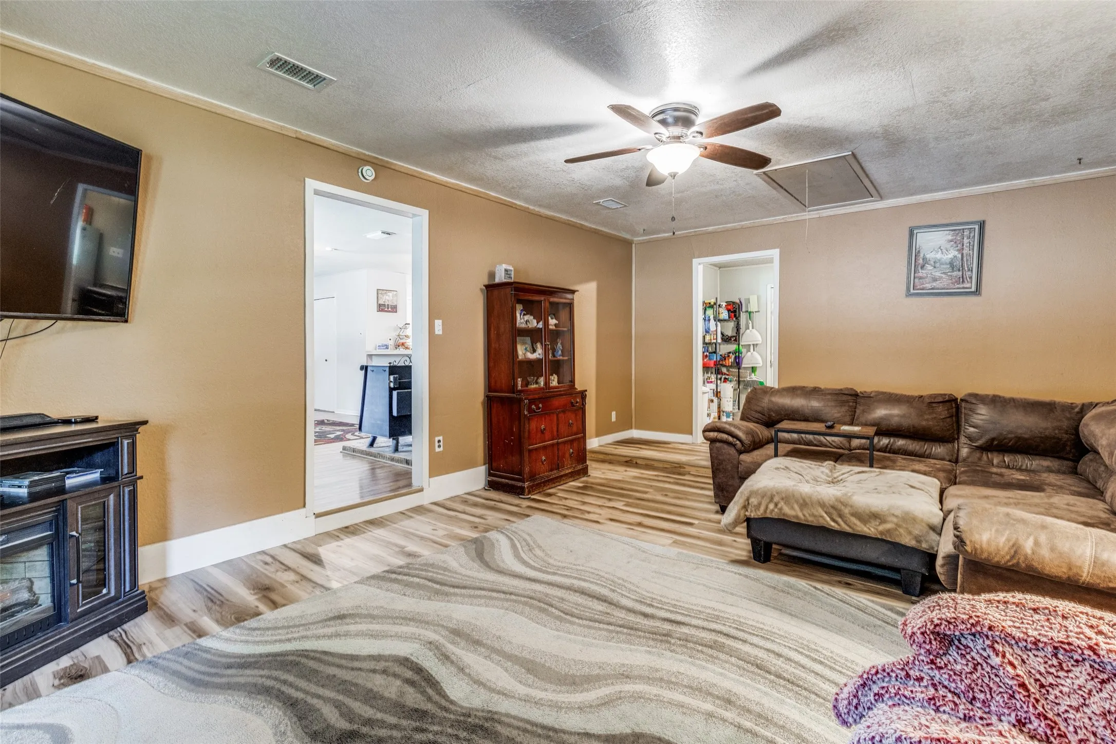Single Family Residence For Rent in Fannin County , 809 Beech Street, Bonham, Texas 75418, 3 Bedroom, 2 Bathroom, Garage spaces, 1,786 Sqft, built in 1980, mls#21385921, Real Estate Agent in Bonham, Homes For Rent in Fannin county, Homes For Rent in Bonham, Realtor in Bonham Texas, Real Estate Brokerage Independent Realty Texas, Luminita Cordes Realtor