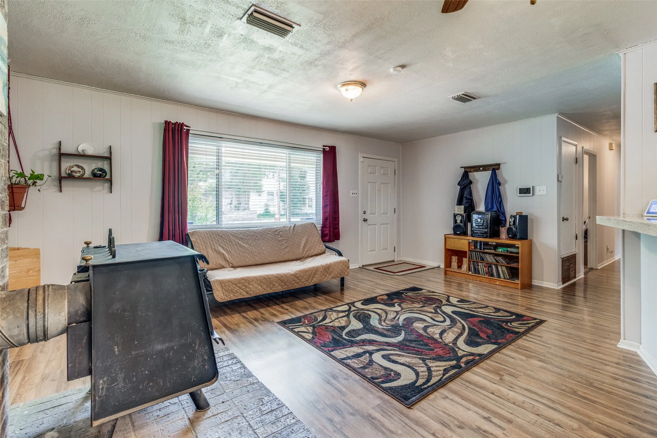 Single Family Residence For Rent in Fannin County , 809 Beech Street, Bonham, Texas 75418, 3 Bedroom, 2 Bathroom, Garage spaces, 1,786 Sqft, built in 1980, mls#21385921, Real Estate Agent in Bonham, Homes For Rent in Fannin county, Homes For Rent in Bonham, Realtor in Bonham Texas, Real Estate Brokerage Independent Realty Texas, Luminita Cordes Realtor