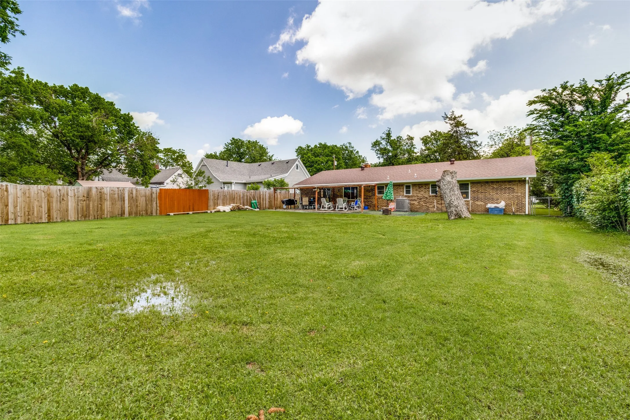 Single Family Residence For Rent in Fannin County , 809 Beech Street, Bonham, Texas 75418, 3 Bedroom, 2 Bathroom, Garage spaces, 1,786 Sqft, built in 1980, mls#21385921, Real Estate Agent in Bonham, Homes For Rent in Fannin county, Homes For Rent in Bonham, Realtor in Bonham Texas, Real Estate Brokerage Independent Realty Texas, Luminita Cordes Realtor