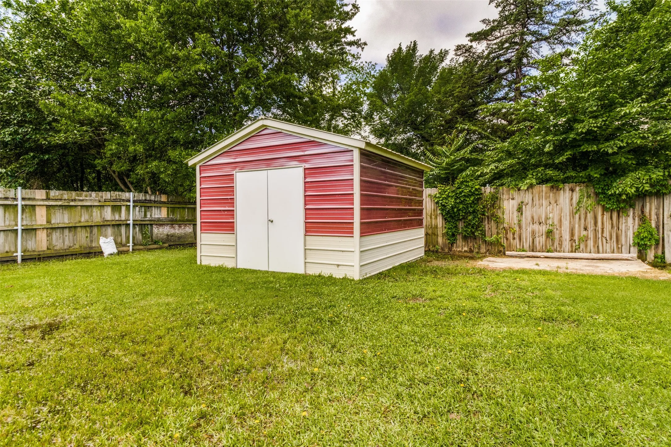 Single Family Residence For Rent in Fannin County , 809 Beech Street, Bonham, Texas 75418, 3 Bedroom, 2 Bathroom, Garage spaces, 1,786 Sqft, built in 1980, mls#21385921, Real Estate Agent in Bonham, Homes For Rent in Fannin county, Homes For Rent in Bonham, Realtor in Bonham Texas, Real Estate Brokerage Independent Realty Texas, Luminita Cordes Realtor