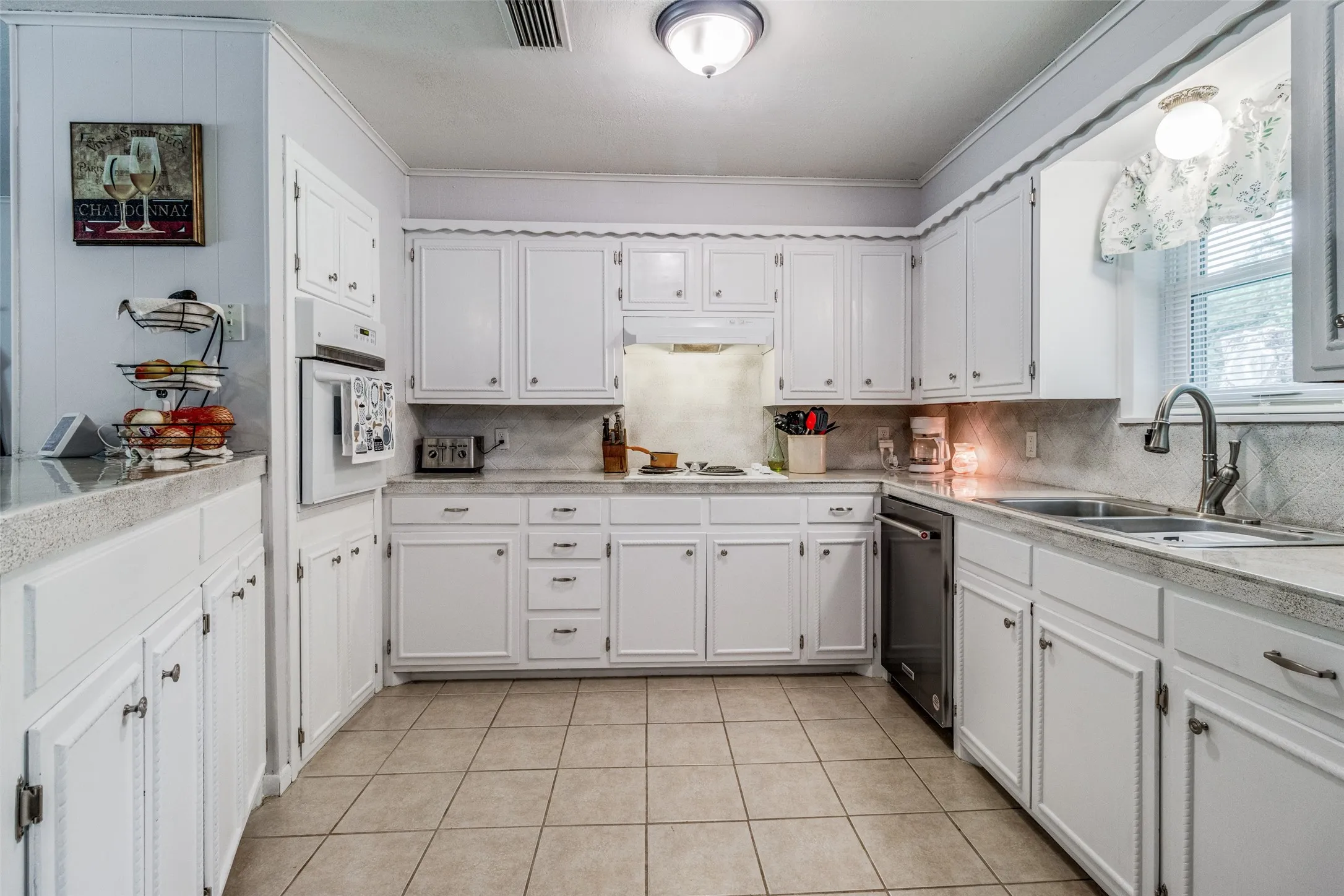 Single Family Residence For Rent in Fannin County , 809 Beech Street, Bonham, Texas 75418, 3 Bedroom, 2 Bathroom, Garage spaces, 1,786 Sqft, built in 1980, mls#21385921, Real Estate Agent in Bonham, Homes For Rent in Fannin county, Homes For Rent in Bonham, Realtor in Bonham Texas, Real Estate Brokerage Independent Realty Texas, Luminita Cordes Realtor