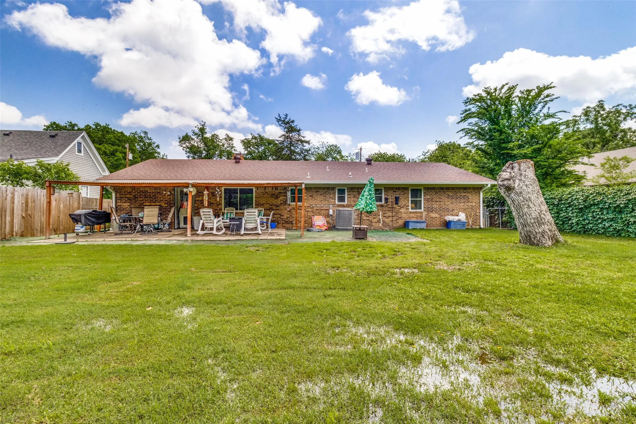Single Family Residence For Rent in Fannin County , 809 Beech Street, Bonham, Texas 75418, 3 Bedroom, 2 Bathroom, Garage spaces, 1,786 Sqft, built in 1980, mls#21385921, Real Estate Agent in Bonham, Homes For Rent in Fannin county, Homes For Rent in Bonham, Realtor in Bonham Texas, Real Estate Brokerage Independent Realty Texas, Luminita Cordes Realtor