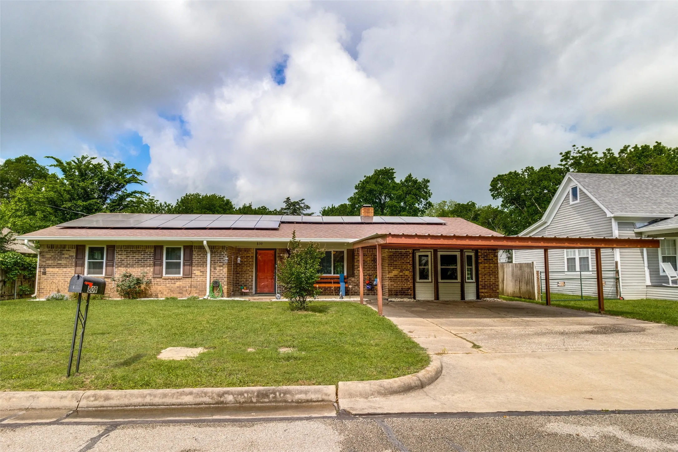 Single Family Residence For Rent in Fannin County , 809 Beech Street, Bonham, Texas 75418, 3 Bedroom, 2 Bathroom, Garage spaces, 1,786 Sqft, built in 1980, mls#21385921, Real Estate Agent in Bonham, Homes For Rent in Fannin county, Homes For Rent in Bonham, Realtor in Bonham Texas, Real Estate Brokerage Independent Realty Texas, Luminita Cordes Realtor