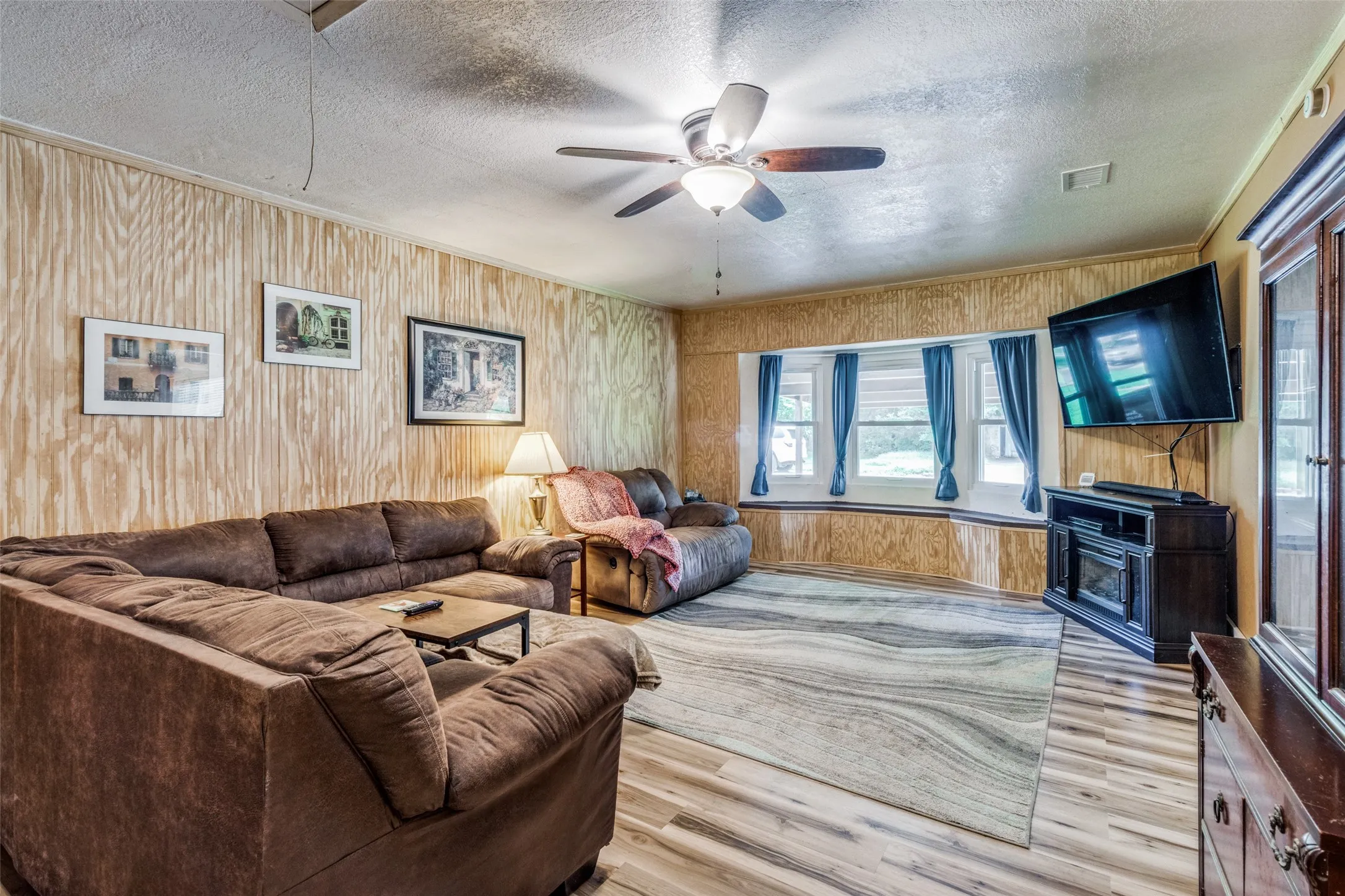 Single Family Residence For Rent in Fannin County , 809 Beech Street, Bonham, Texas 75418, 3 Bedroom, 2 Bathroom, Garage spaces, 1,786 Sqft, built in 1980, mls#21385921, Real Estate Agent in Bonham, Homes For Rent in Fannin county, Homes For Rent in Bonham, Realtor in Bonham Texas, Real Estate Brokerage Independent Realty Texas, Luminita Cordes Realtor