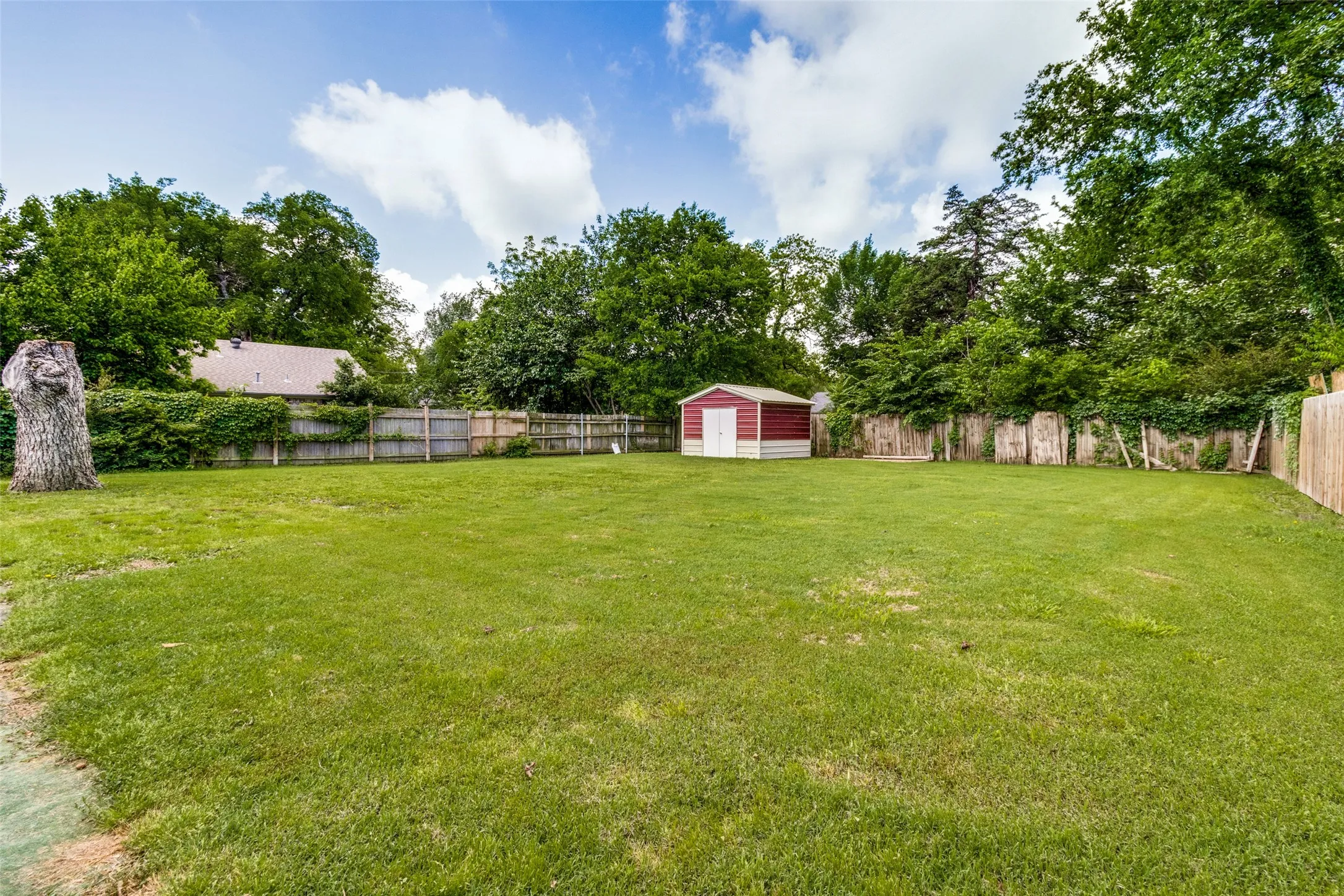 Single Family Residence For Rent in Fannin County , 809 Beech Street, Bonham, Texas 75418, 3 Bedroom, 2 Bathroom, Garage spaces, 1,786 Sqft, built in 1980, mls#21385921, Real Estate Agent in Bonham, Homes For Rent in Fannin county, Homes For Rent in Bonham, Realtor in Bonham Texas, Real Estate Brokerage Independent Realty Texas, Luminita Cordes Realtor