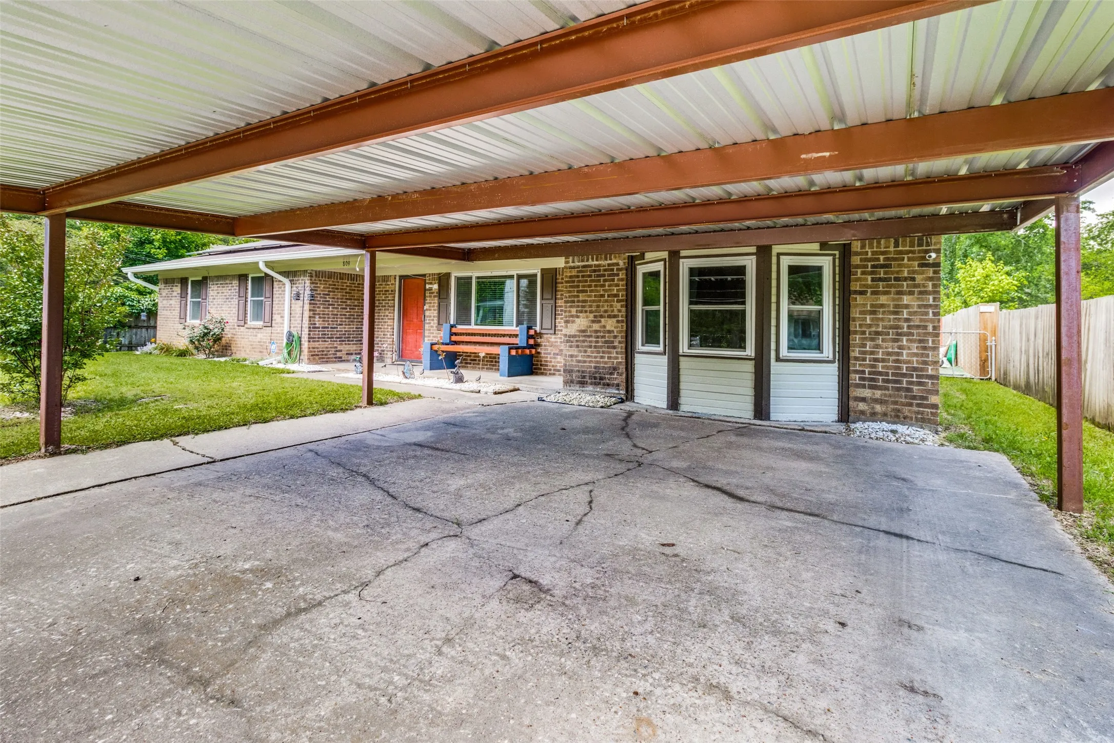 Single Family Residence For Rent in Fannin County , 809 Beech Street, Bonham, Texas 75418, 3 Bedroom, 2 Bathroom, Garage spaces, 1,786 Sqft, built in 1980, mls#21385921, Real Estate Agent in Bonham, Homes For Rent in Fannin county, Homes For Rent in Bonham, Realtor in Bonham Texas, Real Estate Brokerage Independent Realty Texas, Luminita Cordes Realtor