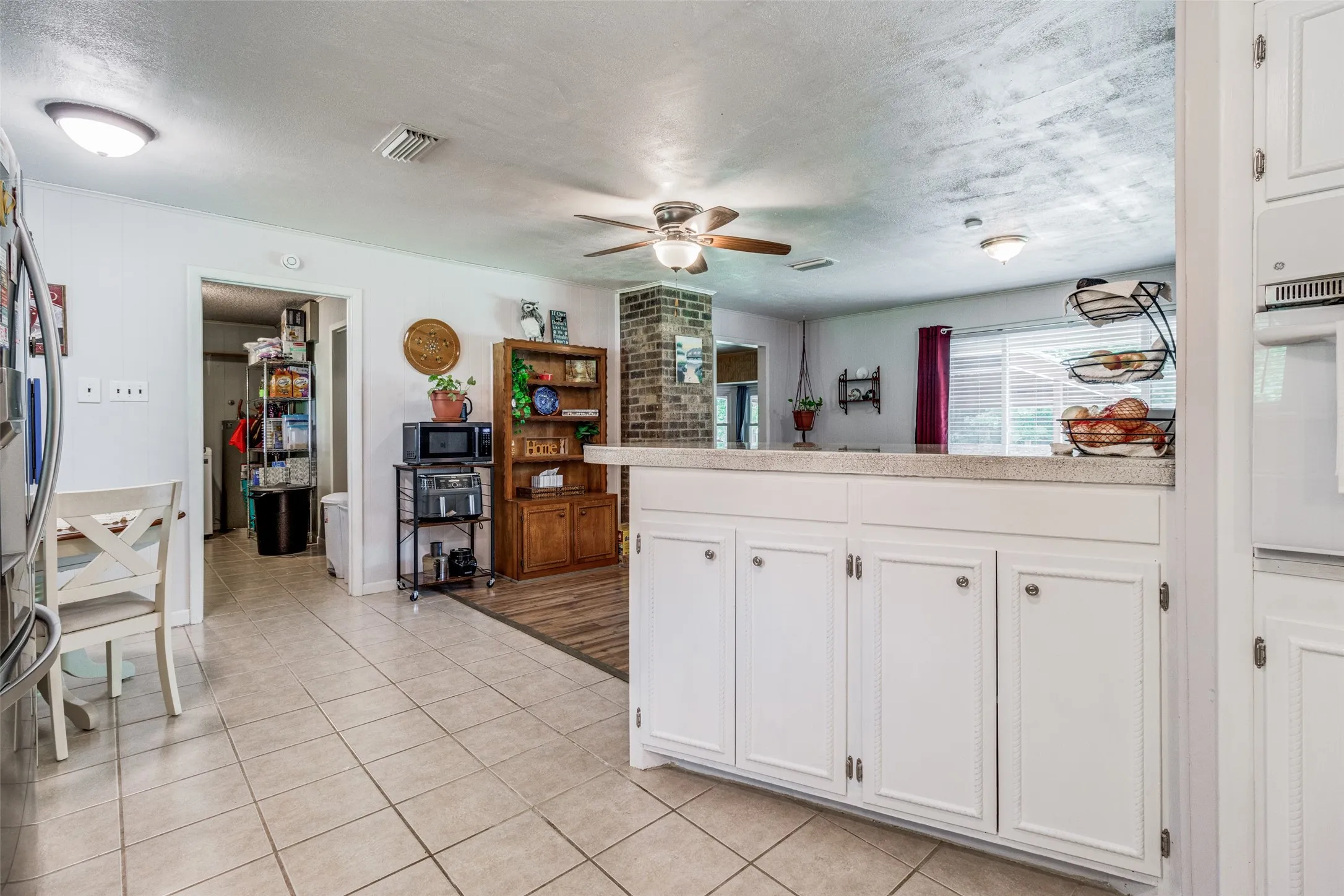 Single Family Residence For Rent in Fannin County , 809 Beech Street, Bonham, Texas 75418, 3 Bedroom, 2 Bathroom, Garage spaces, 1,786 Sqft, built in 1980, mls#21385921, Real Estate Agent in Bonham, Homes For Rent in Fannin county, Homes For Rent in Bonham, Realtor in Bonham Texas, Real Estate Brokerage Independent Realty Texas, Luminita Cordes Realtor