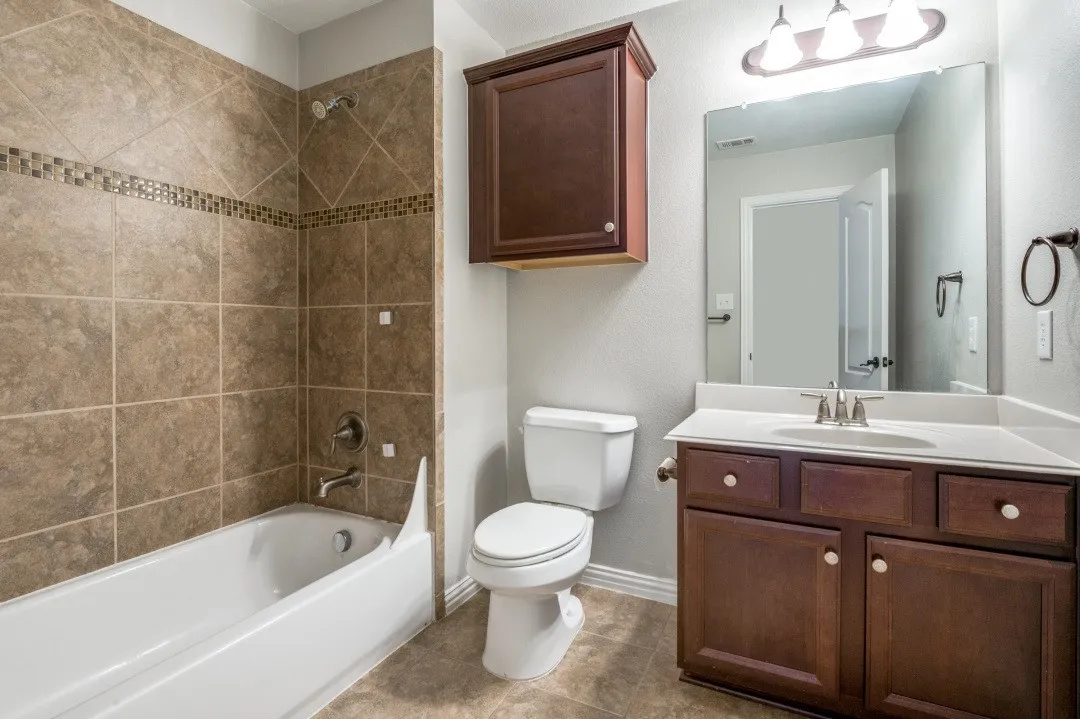 Tub/shower combination with tile surround and decorative accent band