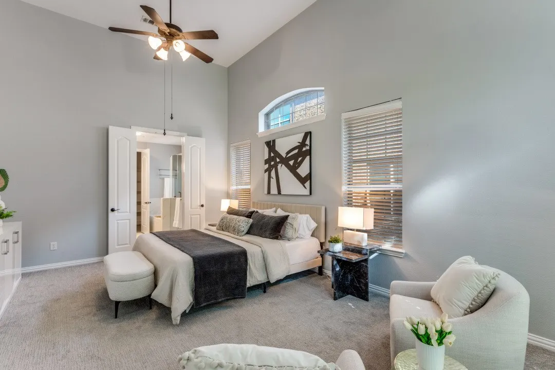 Vaulted ceiling with a ceiling fan