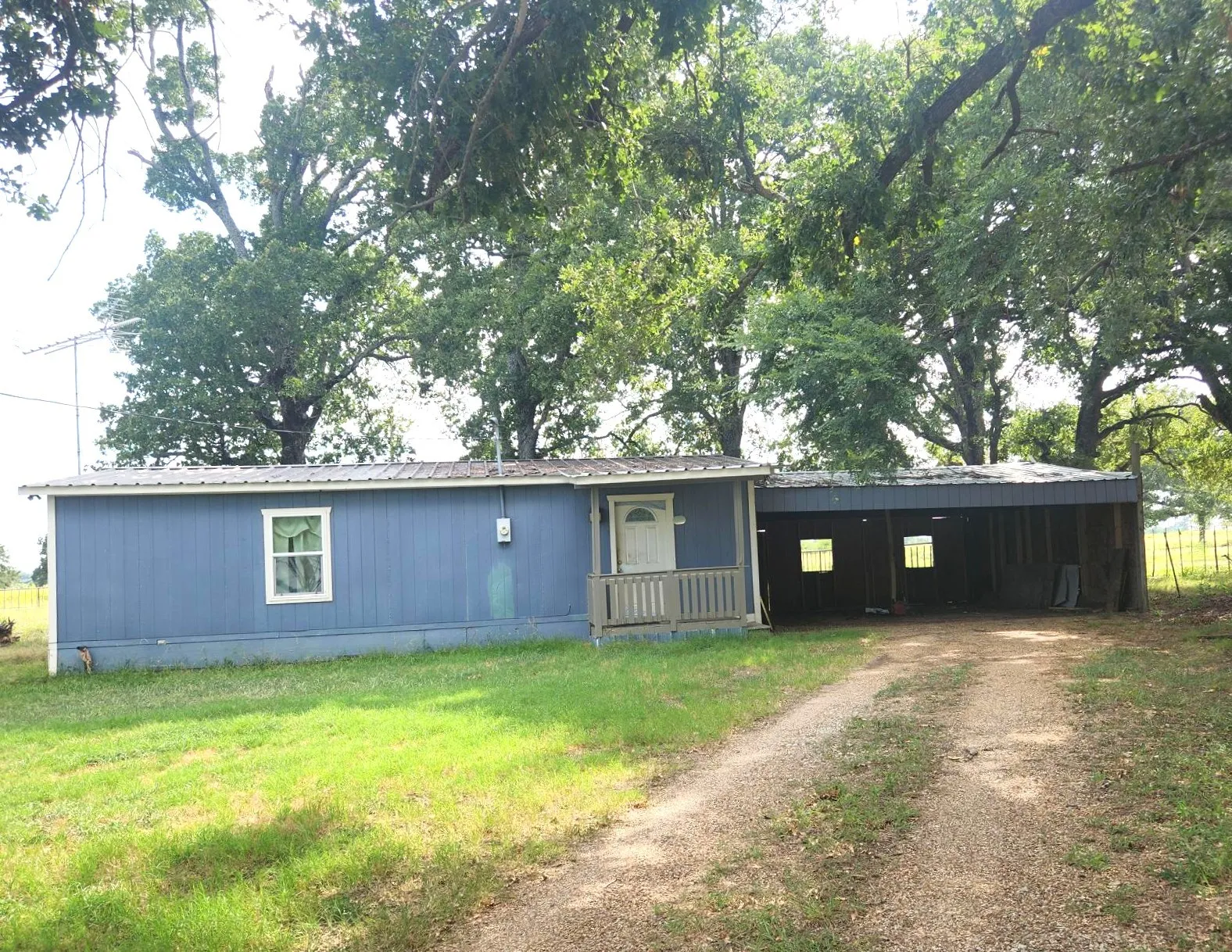 Single Family Residence For Sale in Van Zandt County , 1369 Vz County Road 3210, Wills Point, Texas 75169, 2 Bedroom, 1 Bathroom, Garage spaces, 864 Sqft, built in 1998, mls#21385587, Real Estate Agent in Wills Point, Homes For Sale in Van Zandt county, Homes For Sale in Wills Point, Realtor in Wills Point Texas, Real Estate Brokerage Independent Realty Texas, Luminita Cordes Realtor