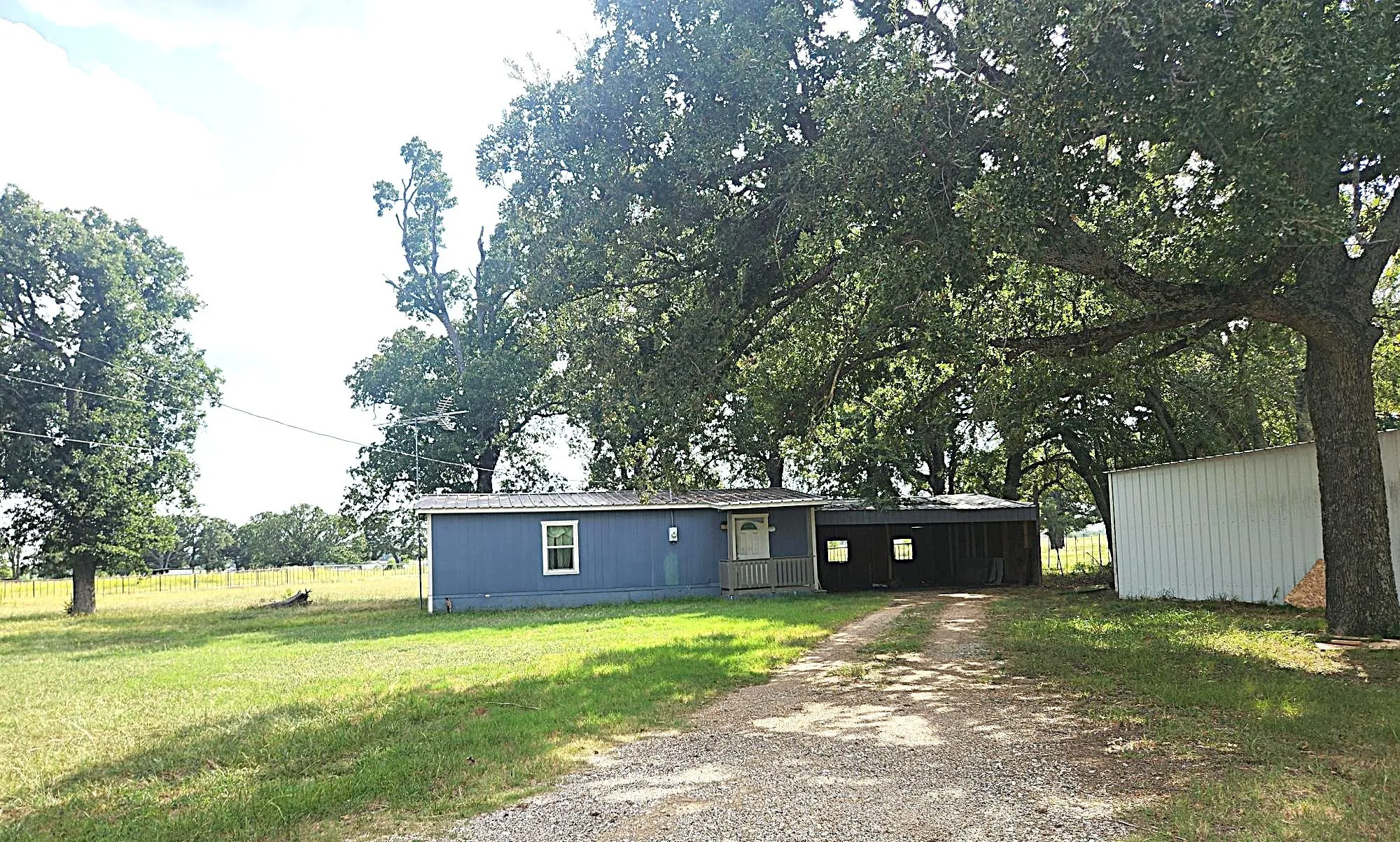 Single Family Residence For Sale in Van Zandt County , 1369 Vz County Road 3210, Wills Point, Texas 75169, 2 Bedroom, 1 Bathroom, Garage spaces, 864 Sqft, built in 1998, mls#21385587, Real Estate Agent in Wills Point, Homes For Sale in Van Zandt county, Homes For Sale in Wills Point, Realtor in Wills Point Texas, Real Estate Brokerage Independent Realty Texas, Luminita Cordes Realtor