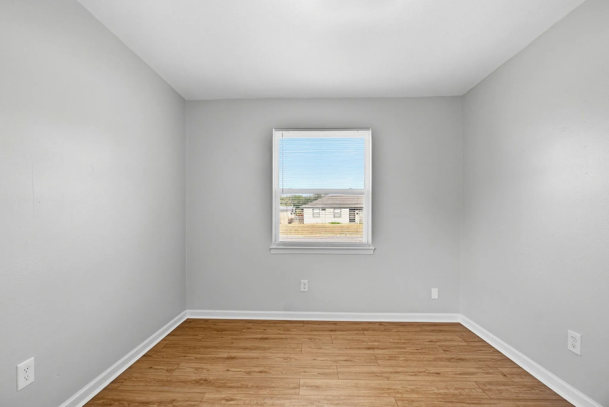 Single Family Residence For Sale in Dallas County , 1340 E Park Drive, Mesquite, Texas 75149, 3 Bedroom, 1 Bathroom, 1 Garage spaces, 1,192 Sqft, built in 1962, mls#21385567, Real Estate Agent in Mesquite, Homes For Sale in Dallas county, Homes For Sale in Mesquite, Realtor in Mesquite Texas, Real Estate Brokerage Independent Realty Texas, Luminita Cordes Realtor