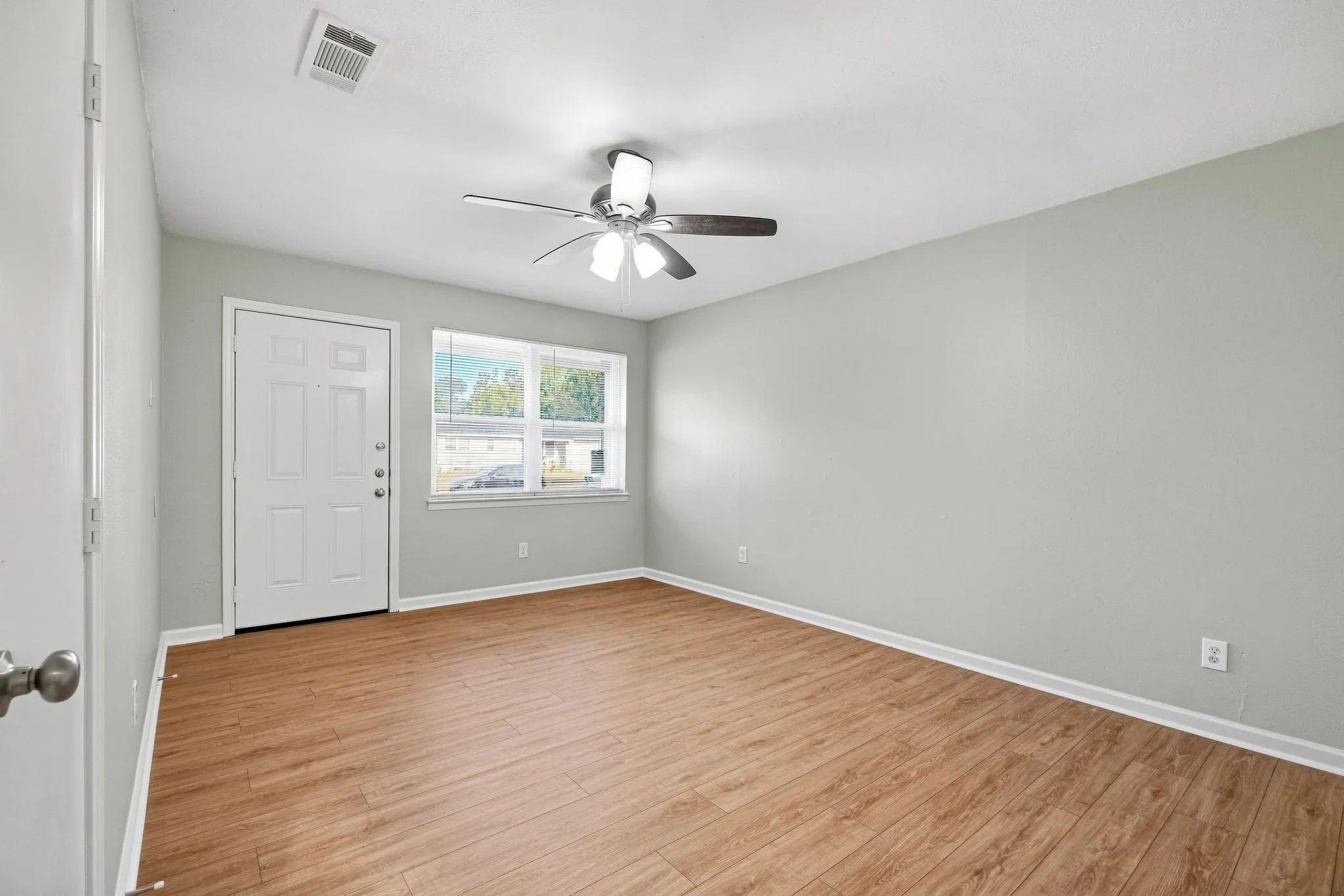 Single Family Residence For Sale in Dallas County , 1340 E Park Drive, Mesquite, Texas 75149, 3 Bedroom, 1 Bathroom, 1 Garage spaces, 1,192 Sqft, built in 1962, mls#21385567, Real Estate Agent in Mesquite, Homes For Sale in Dallas county, Homes For Sale in Mesquite, Realtor in Mesquite Texas, Real Estate Brokerage Independent Realty Texas, Luminita Cordes Realtor