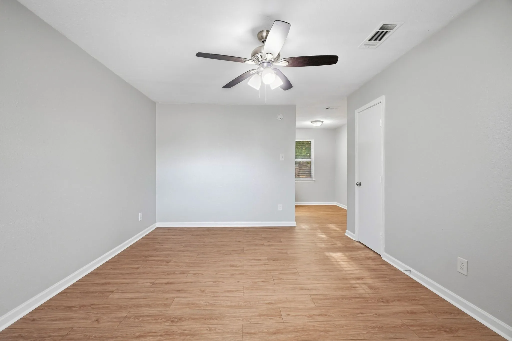 Single Family Residence For Sale in Dallas County , 1340 E Park Drive, Mesquite, Texas 75149, 3 Bedroom, 1 Bathroom, 1 Garage spaces, 1,192 Sqft, built in 1962, mls#21385567, Real Estate Agent in Mesquite, Homes For Sale in Dallas county, Homes For Sale in Mesquite, Realtor in Mesquite Texas, Real Estate Brokerage Independent Realty Texas, Luminita Cordes Realtor
