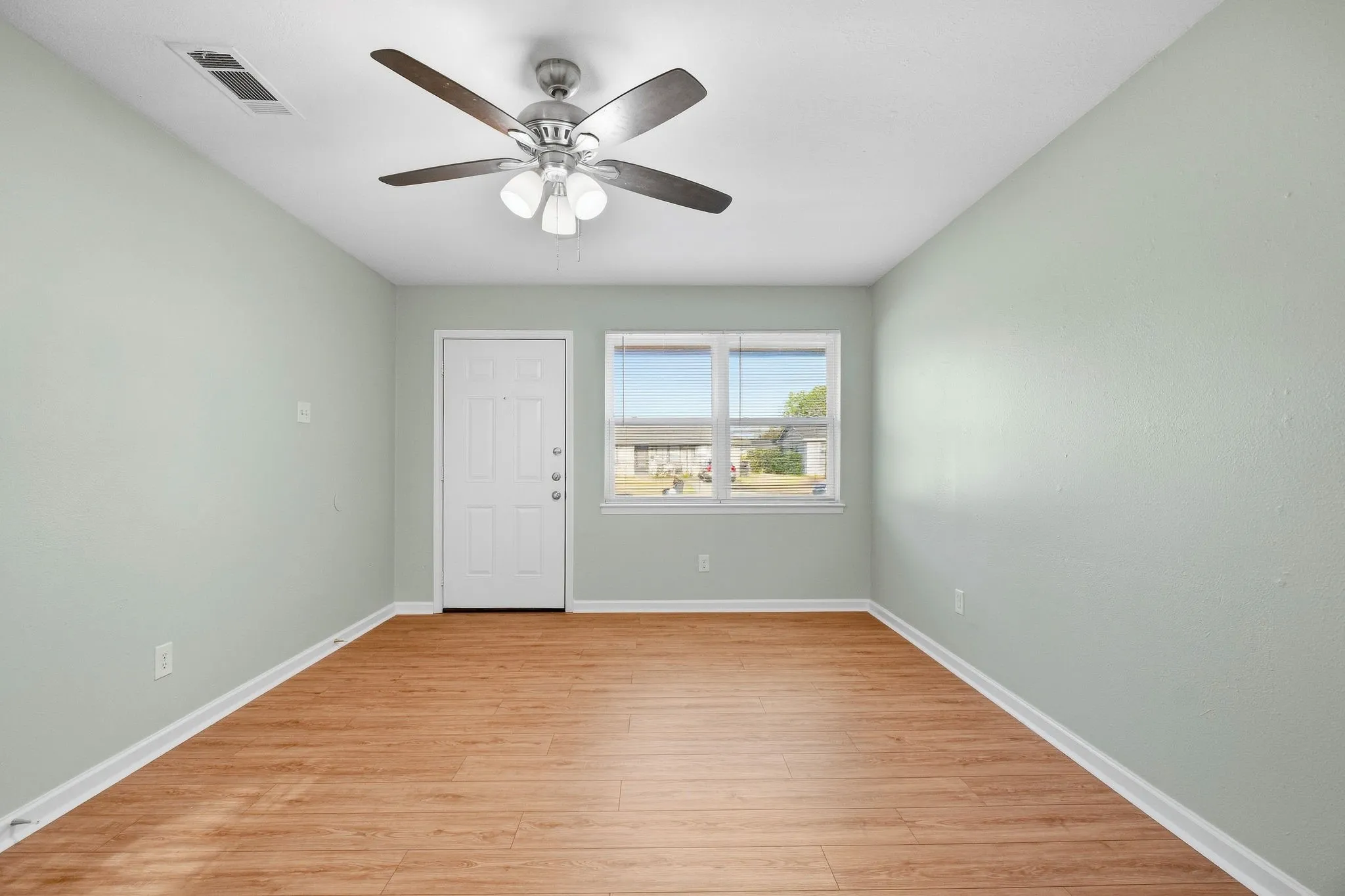 Single Family Residence For Sale in Dallas County , 1340 E Park Drive, Mesquite, Texas 75149, 3 Bedroom, 1 Bathroom, 1 Garage spaces, 1,192 Sqft, built in 1962, mls#21385567, Real Estate Agent in Mesquite, Homes For Sale in Dallas county, Homes For Sale in Mesquite, Realtor in Mesquite Texas, Real Estate Brokerage Independent Realty Texas, Luminita Cordes Realtor