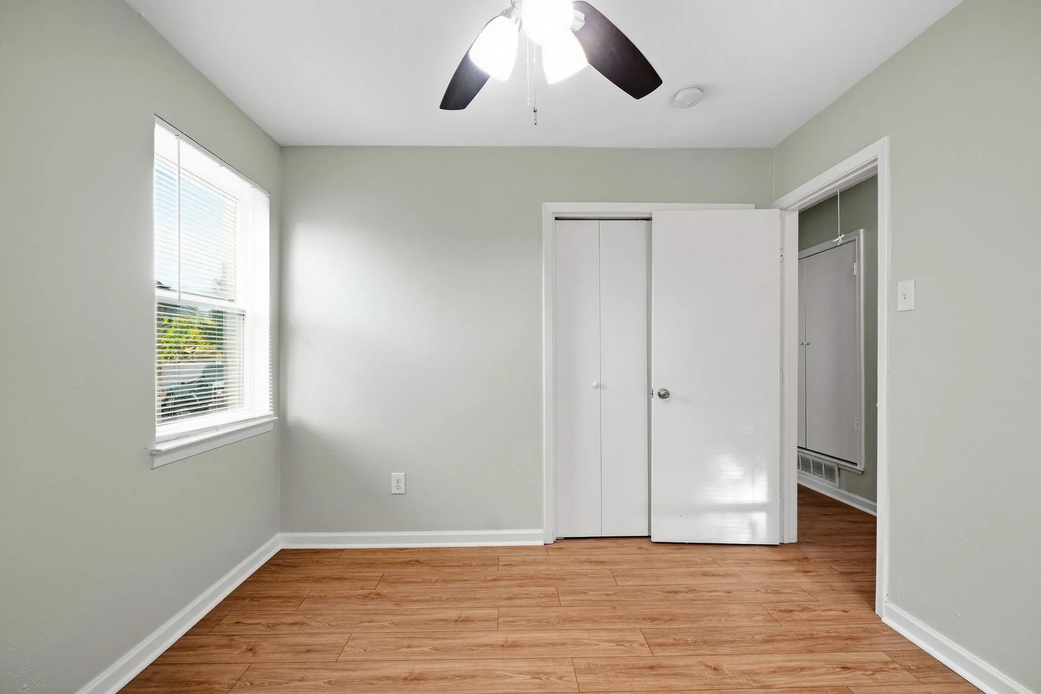 Single Family Residence For Sale in Dallas County , 1340 E Park Drive, Mesquite, Texas 75149, 3 Bedroom, 1 Bathroom, 1 Garage spaces, 1,192 Sqft, built in 1962, mls#21385567, Real Estate Agent in Mesquite, Homes For Sale in Dallas county, Homes For Sale in Mesquite, Realtor in Mesquite Texas, Real Estate Brokerage Independent Realty Texas, Luminita Cordes Realtor