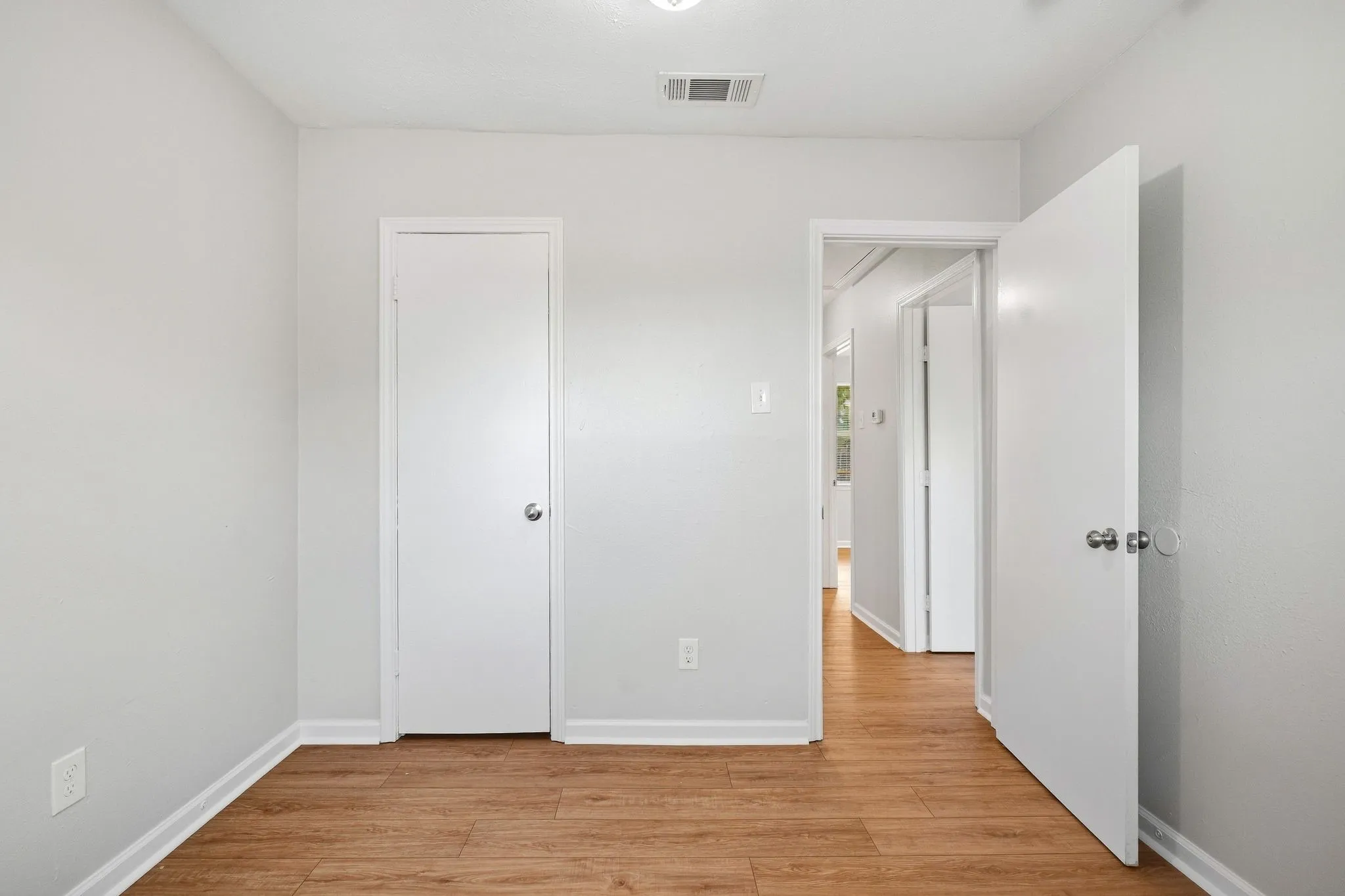 Single Family Residence For Sale in Dallas County , 1340 E Park Drive, Mesquite, Texas 75149, 3 Bedroom, 1 Bathroom, 1 Garage spaces, 1,192 Sqft, built in 1962, mls#21385567, Real Estate Agent in Mesquite, Homes For Sale in Dallas county, Homes For Sale in Mesquite, Realtor in Mesquite Texas, Real Estate Brokerage Independent Realty Texas, Luminita Cordes Realtor