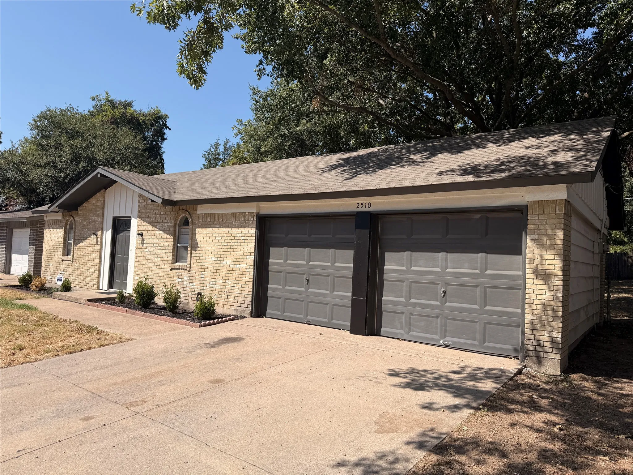 Single Family Residence For Rent in Tarrant County , 2510 S Fielder Road, Arlington, Texas 76015, 3 Bedroom, 2 Bathroom, 2 Garage spaces, 1,252 Sqft, built in 1967, mls#21385928, Real Estate Agent in Arlington, Homes For Rent in Tarrant county, Homes For Rent in Arlington, Realtor in Arlington Texas, Real Estate Brokerage Independent Realty Texas, Luminita Cordes Realtor